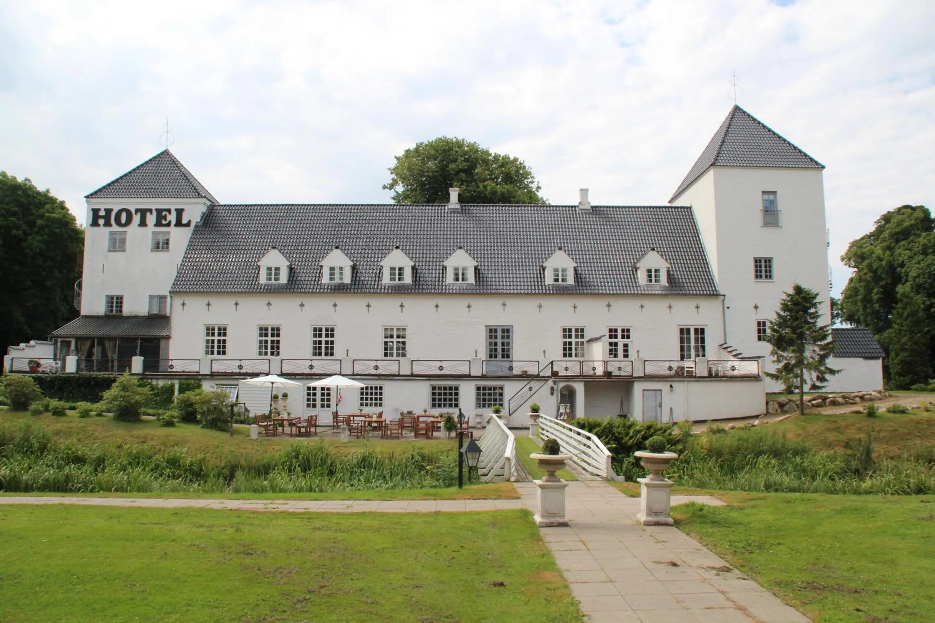 Facade/entrance in Vraa Slotshotel
