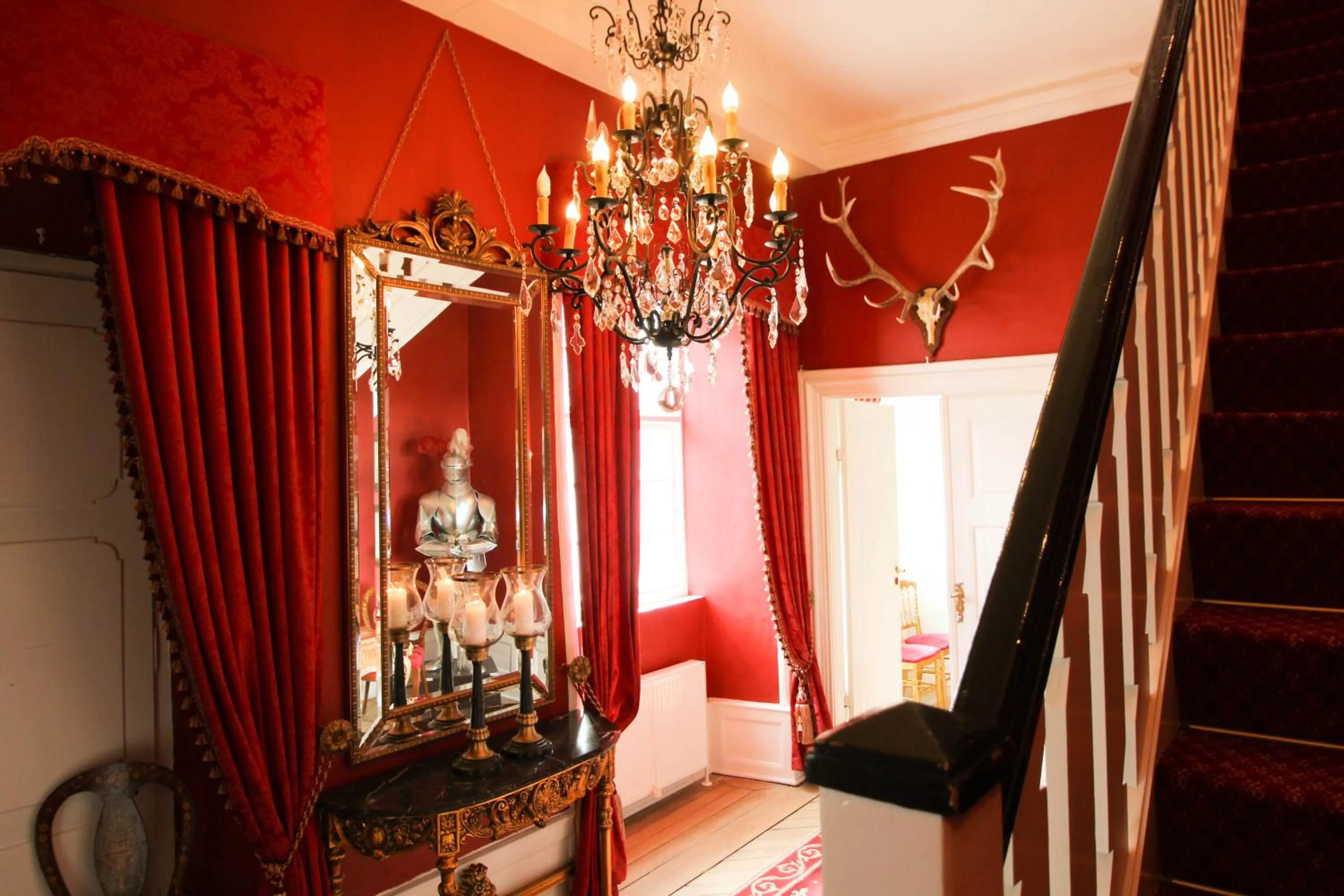 Communal lounge/ TV room in Vraa Slotshotel