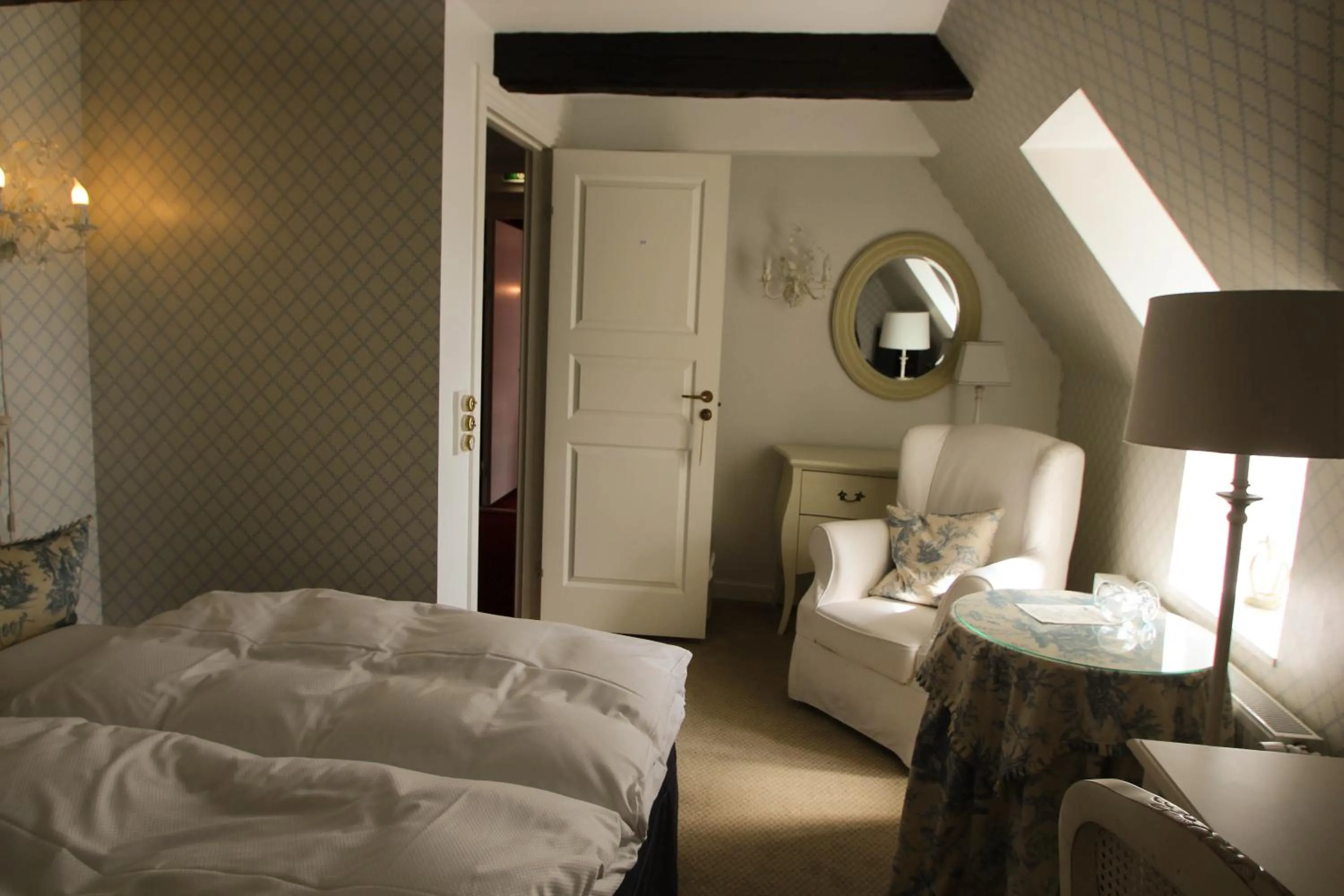 Photo of the whole room, Bed in Vraa Slotshotel