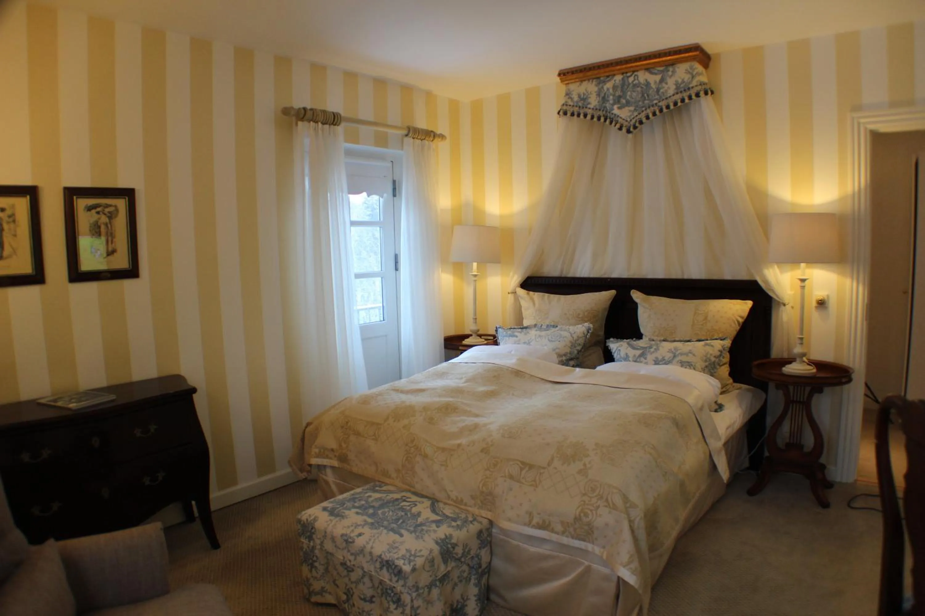 Photo of the whole room, Bed in Vraa Slotshotel