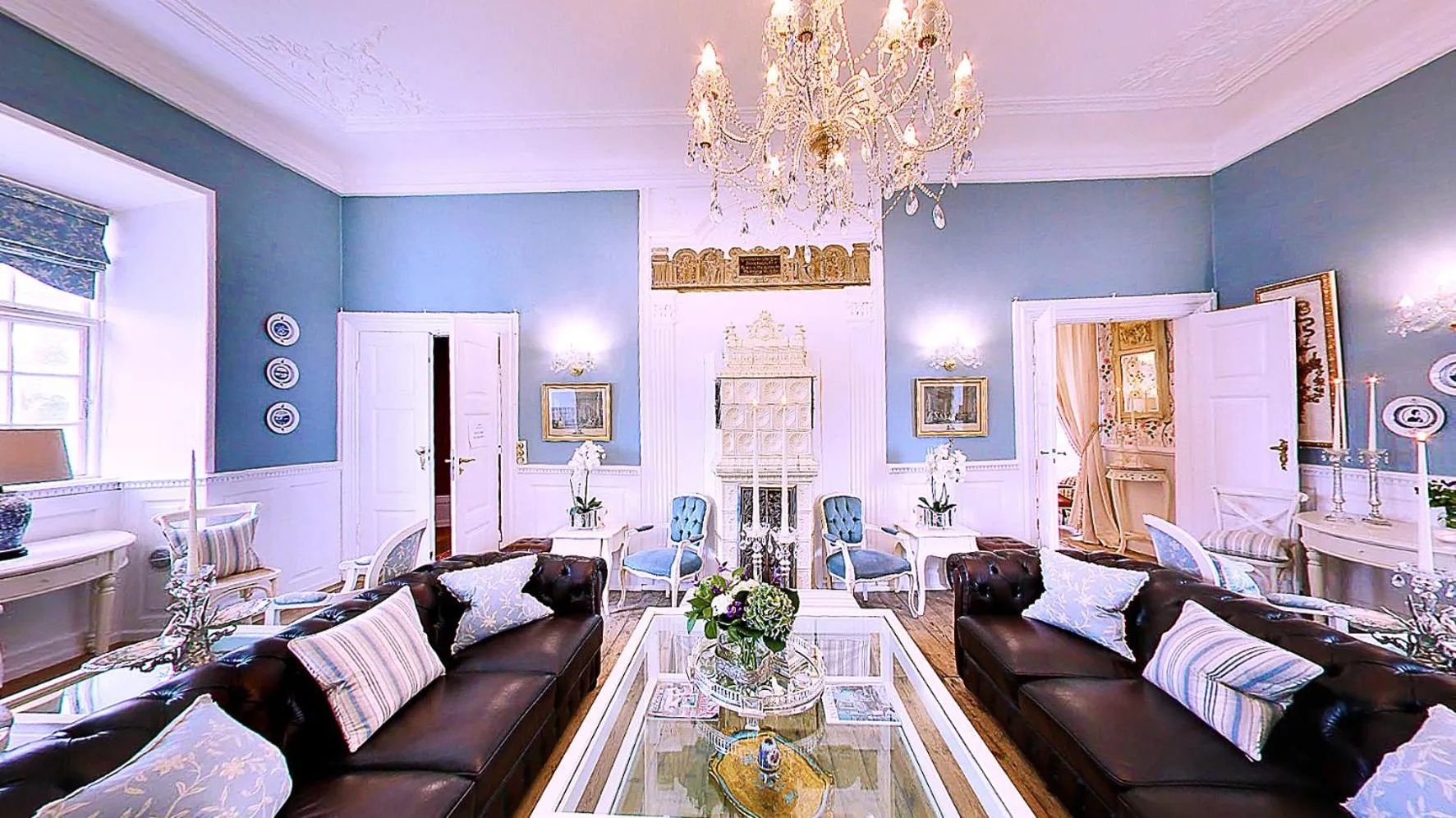 Communal lounge/ TV room in Vraa Slotshotel