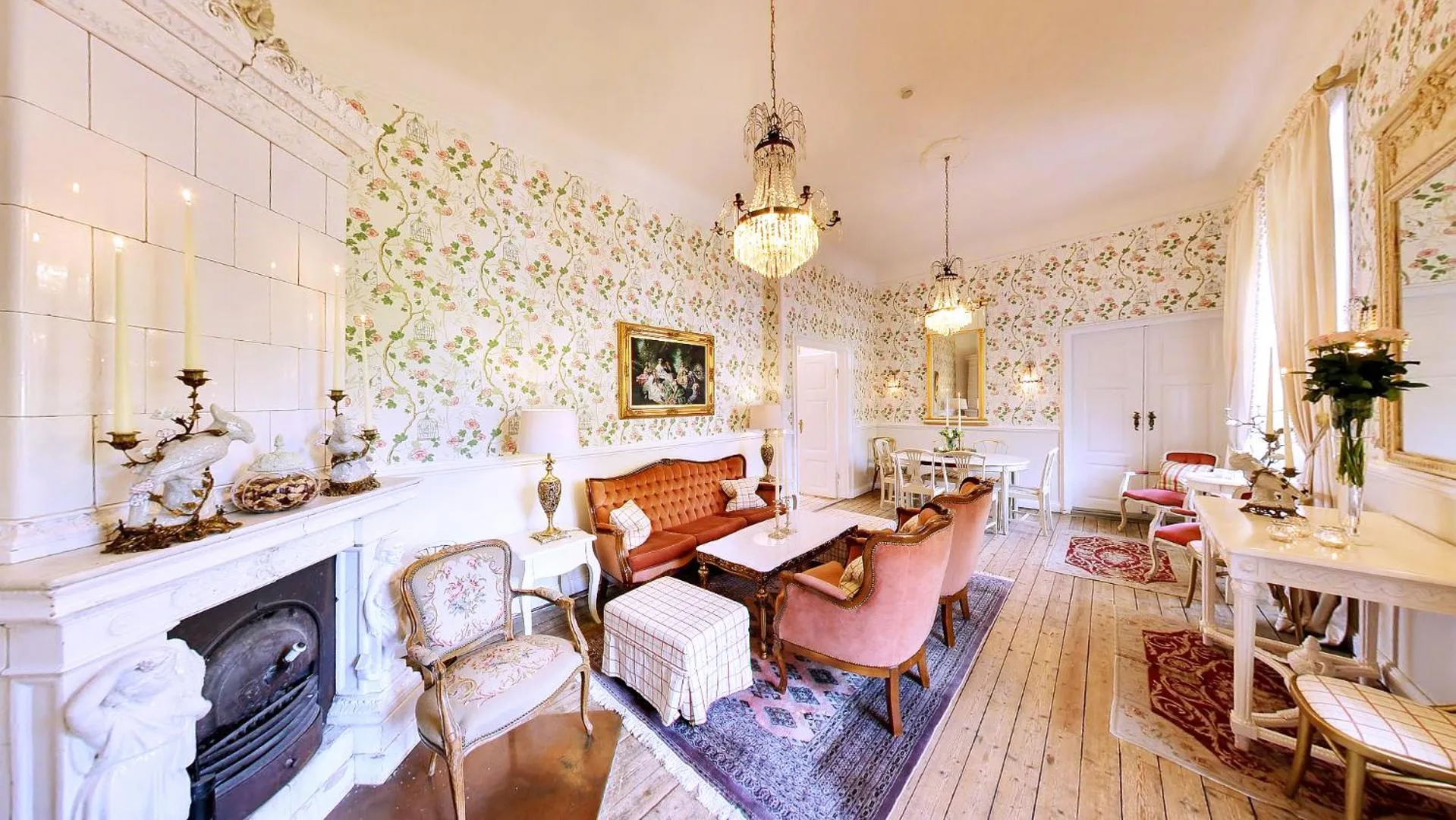 Communal lounge/ TV room in Vraa Slotshotel