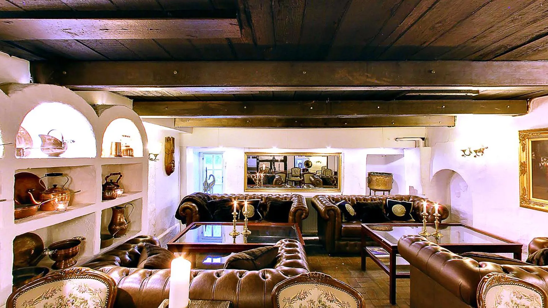 Communal lounge/ TV room in Vraa Slotshotel