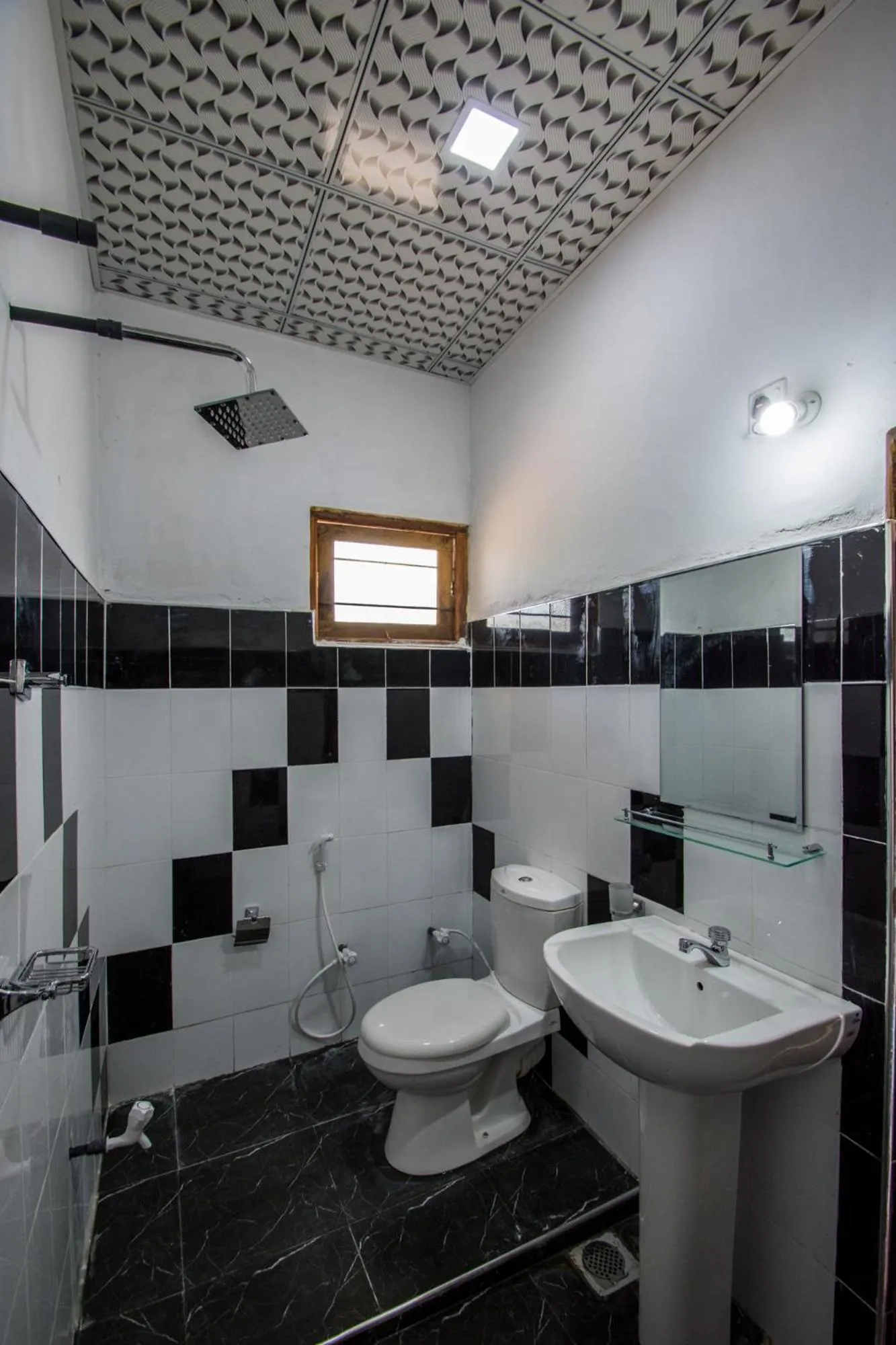 Shower in Wilpattu Holiday Home