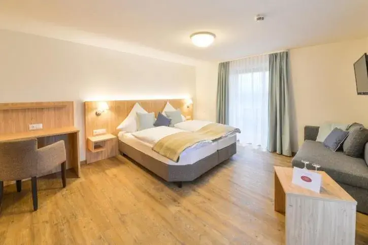 Comfort Double Room with Balcony - single occupancy in Gasthof Chiemseefischer Comfort Double Room with Balcony - single occupancy in Gasthof Chiemseefischer