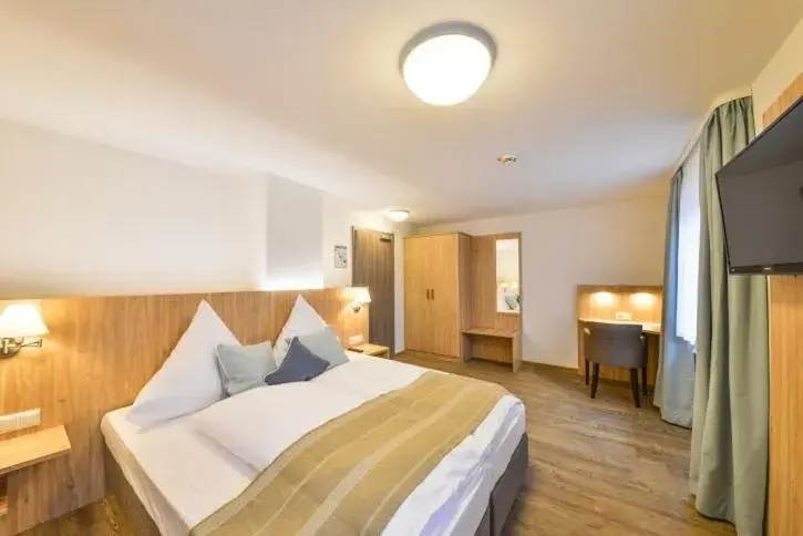 Deluxe Double Room - single occupancy in Gasthof Chiemseefischer Deluxe Double Room - single occupancy in Gasthof Chiemseefischer