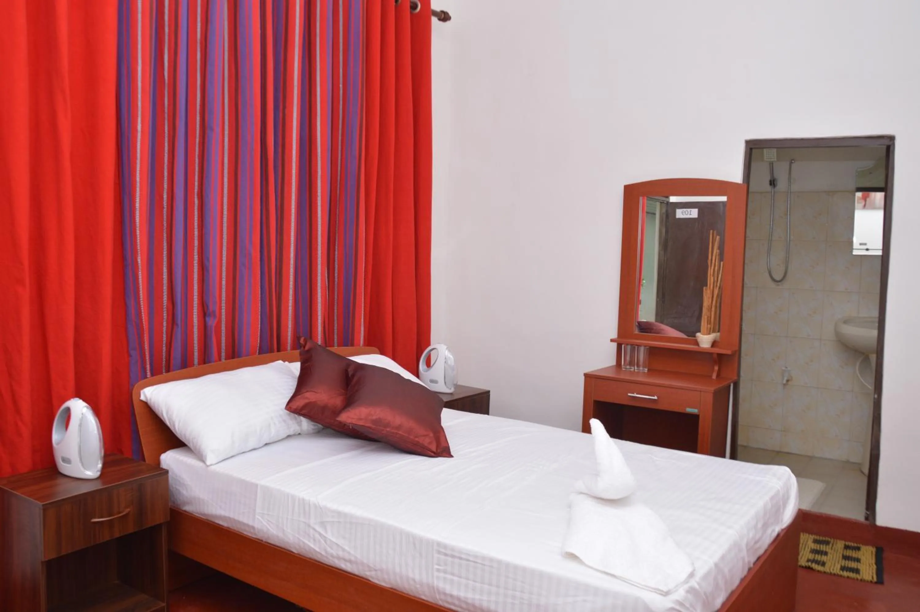 Photo of the whole room, Bed in Cinnamon Airport Residencies