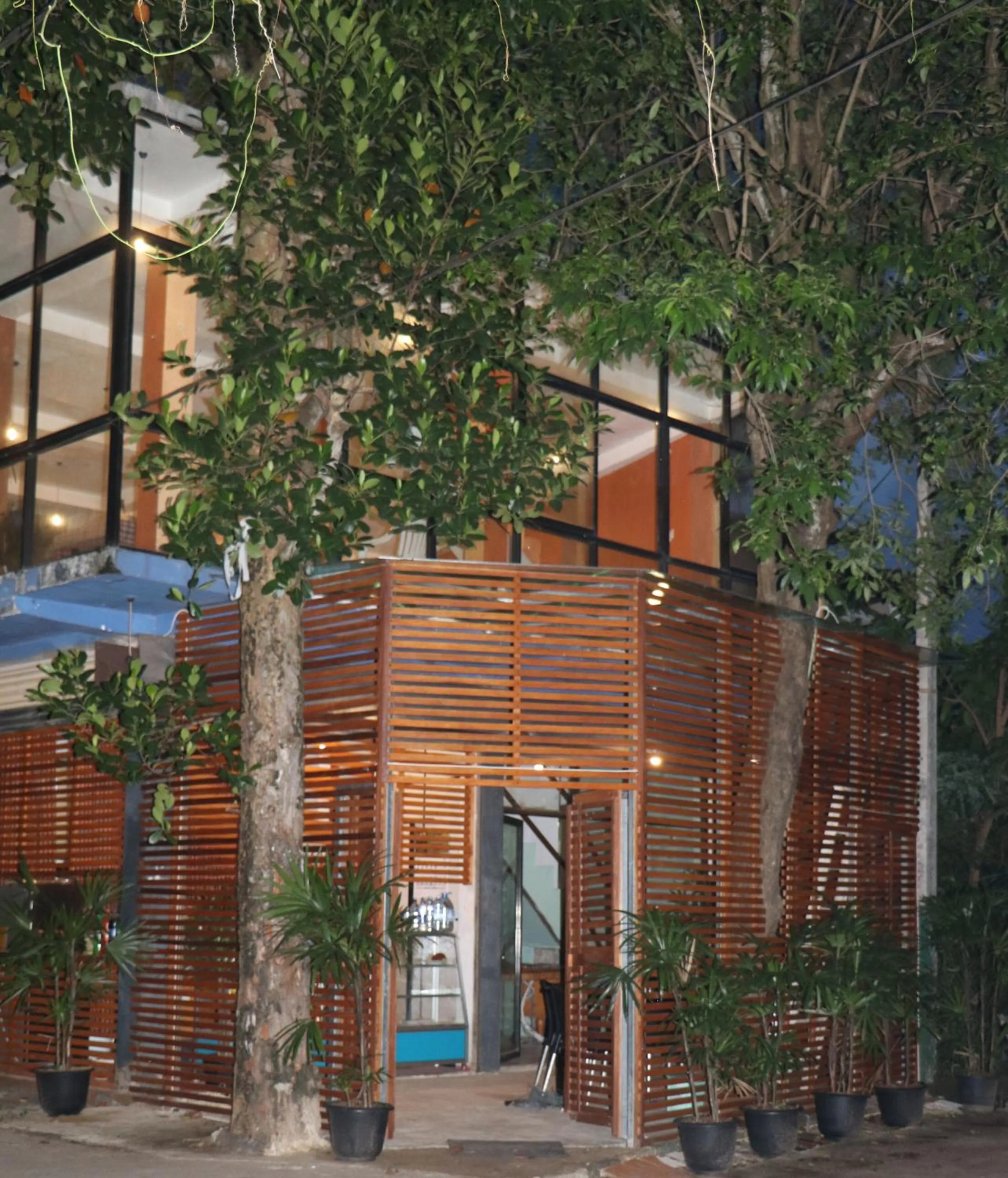 Restaurant/places to eat in Cinnamon Airport Residencies