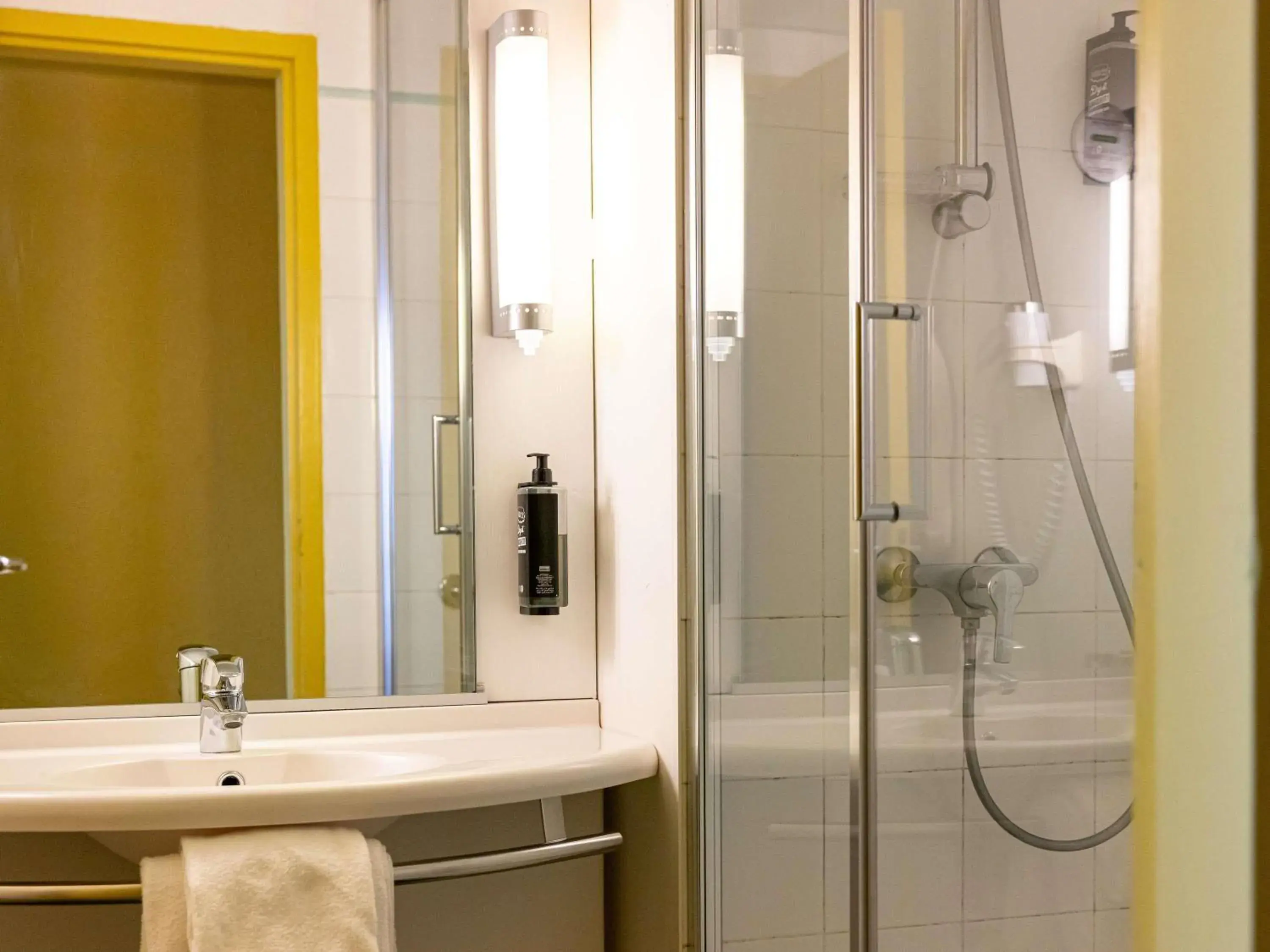 Bedroom in ibis styles Dax Centre Bedroom in ibis styles Dax Centre