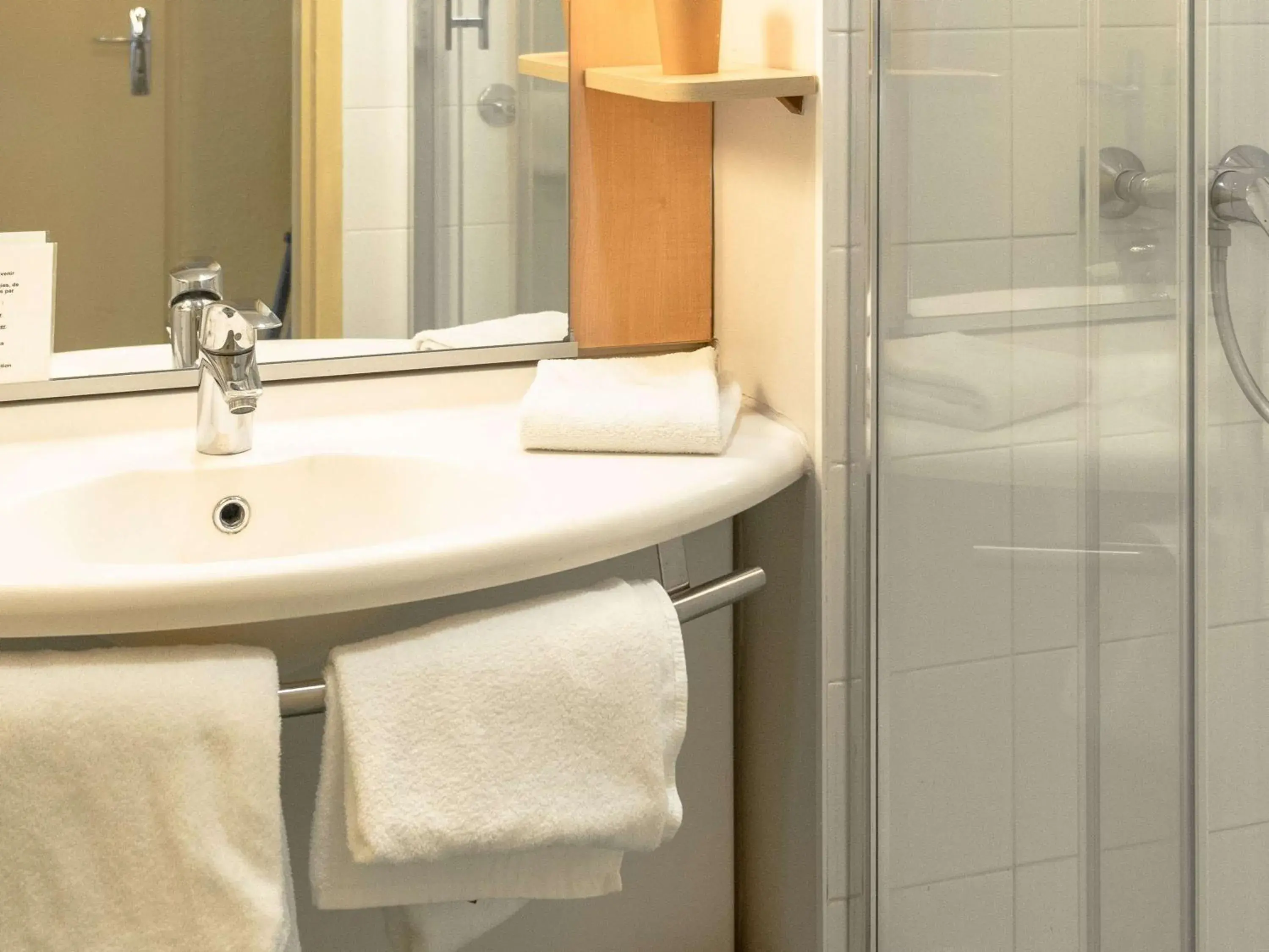 Bathroom in ibis styles Dax Centre Bathroom in ibis styles Dax Centre