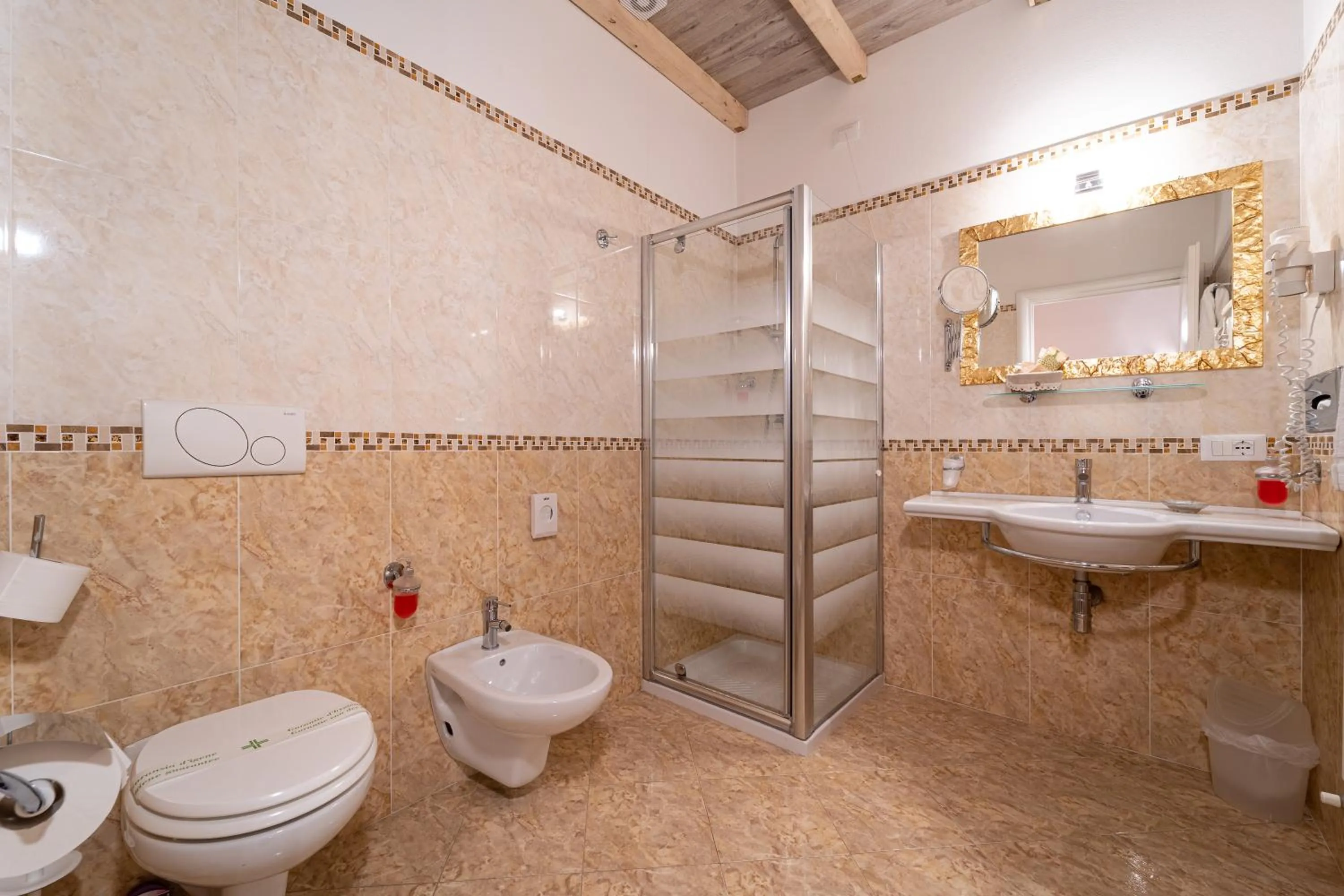 Bathroom in Borgo dei Poeti Romantik Hotel