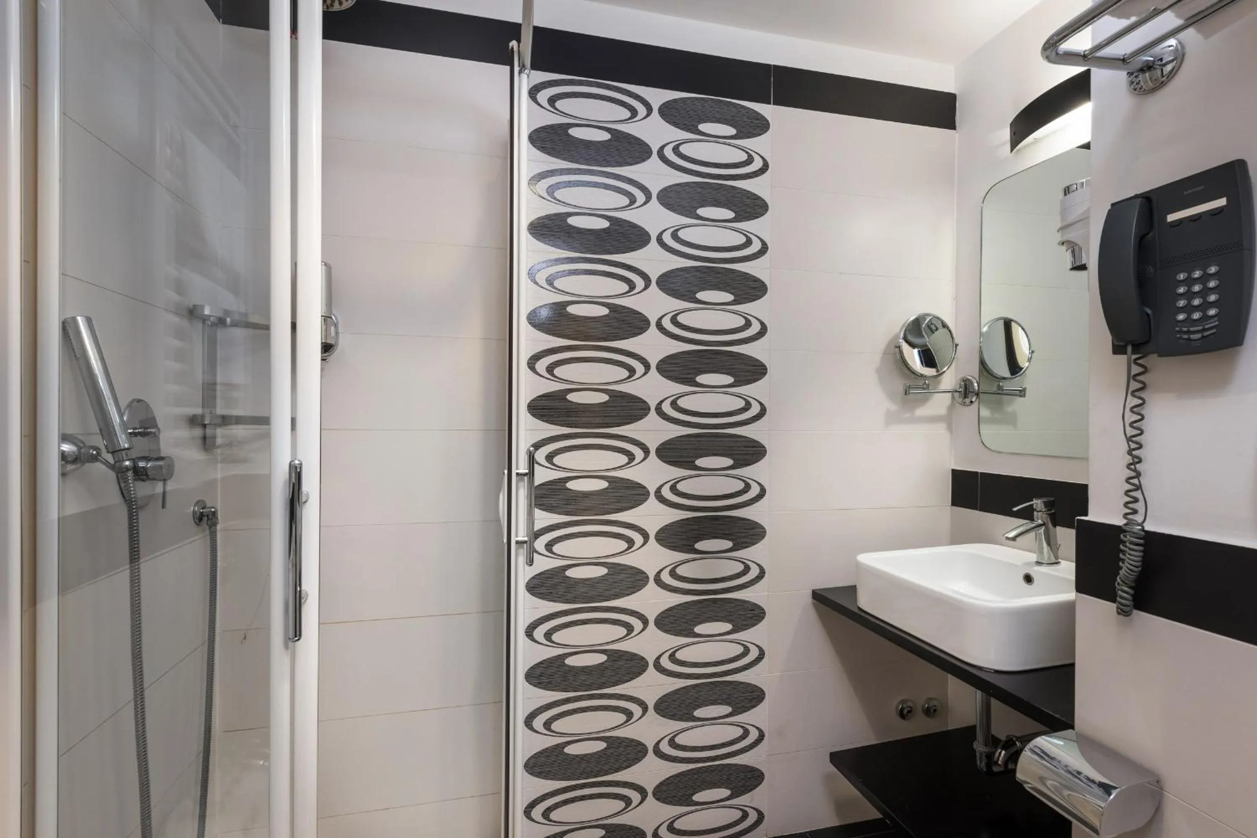 Shower in Noba Hotel e Residenze