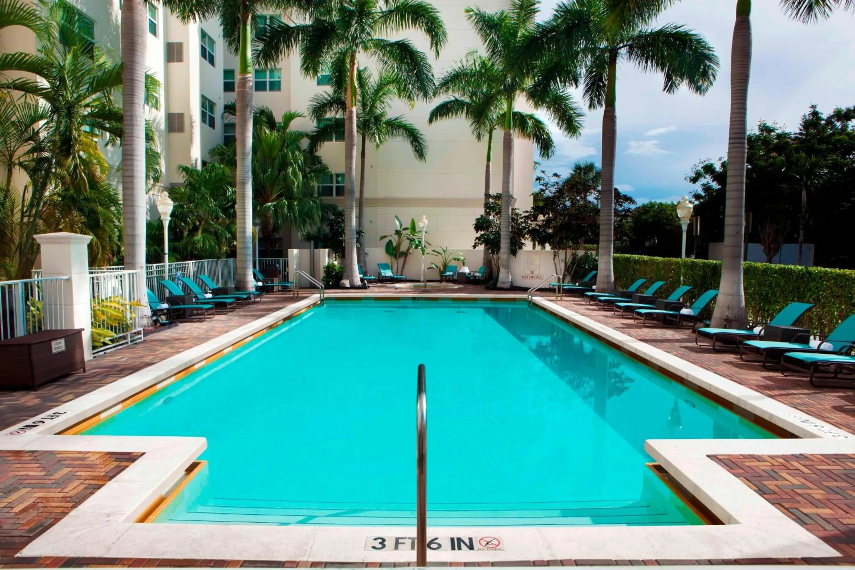 Swimming pool in Residence Inn by Marriott Miami Aventura Mall