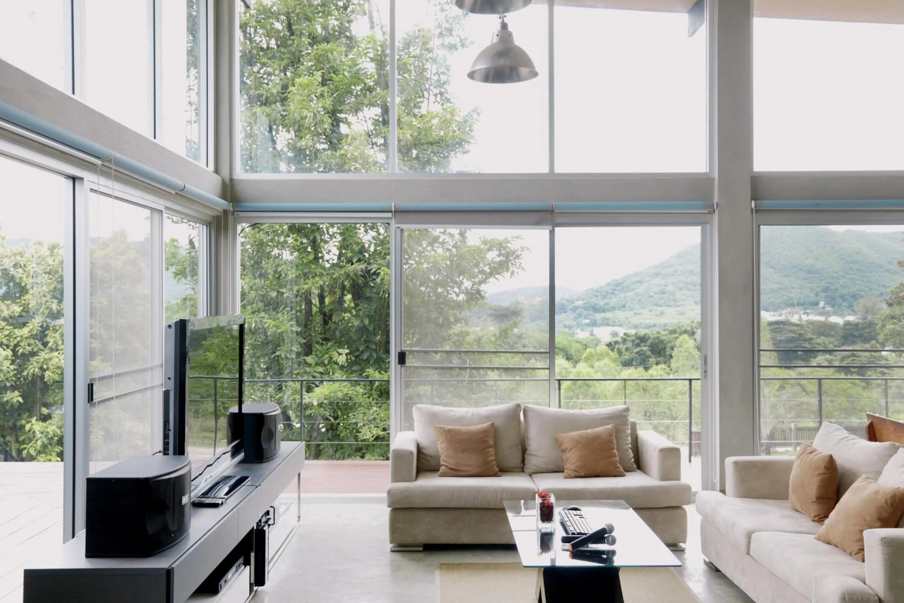 Communal lounge/ TV room in Mighty Mountain Thailand