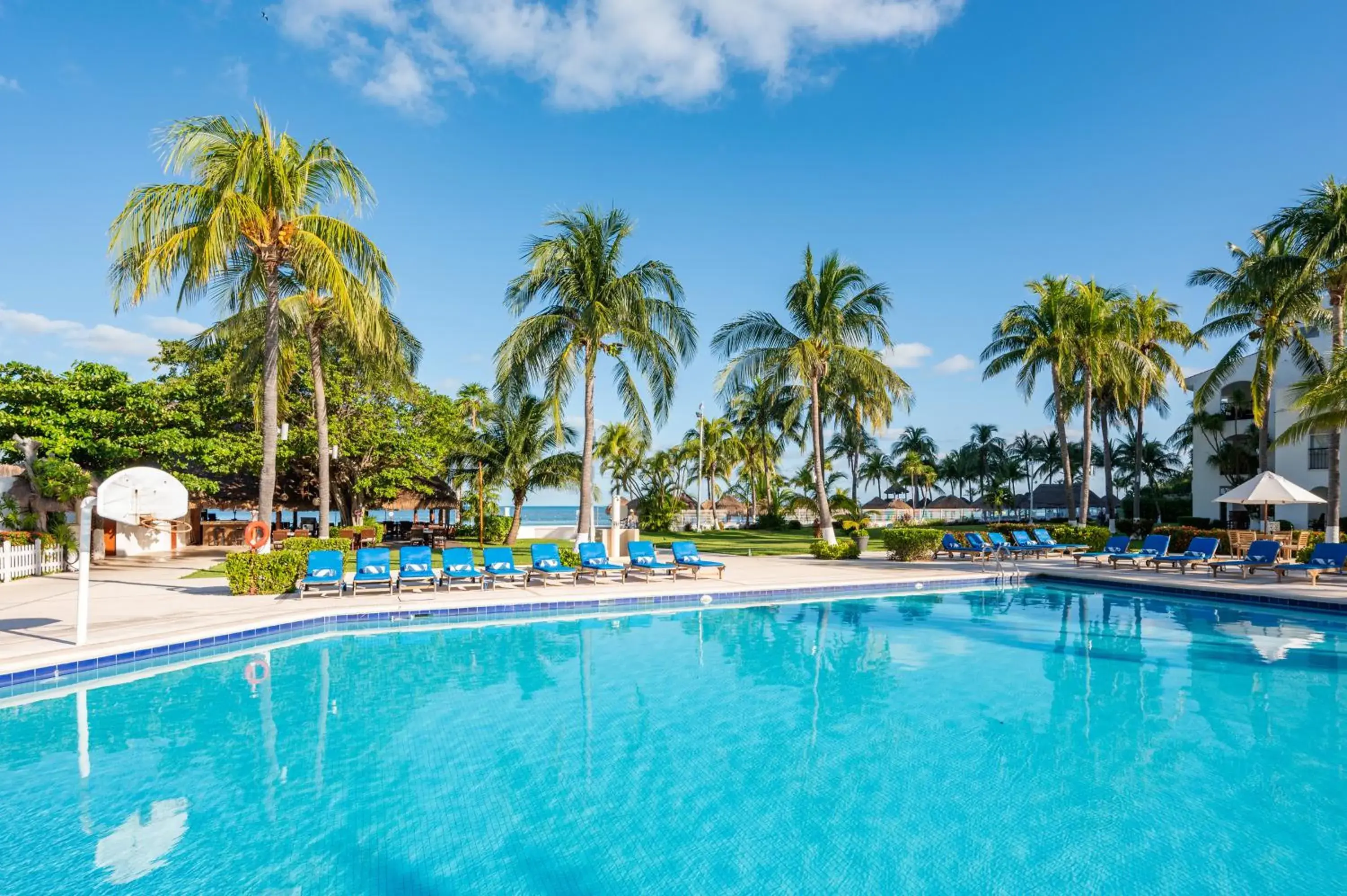 Swimming pool in Beachscape Kin Ha Villas & Suites Swimming pool in Beachscape Kin Ha Villas & Suites