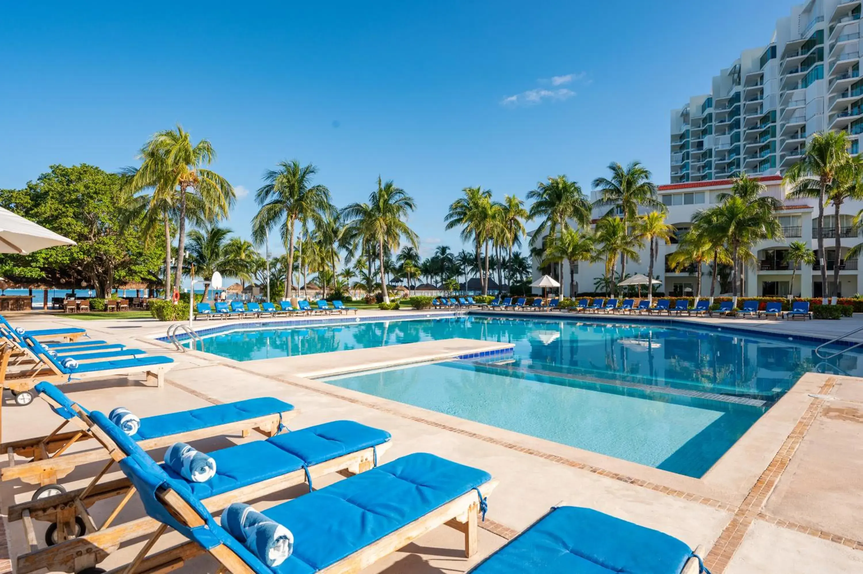 Swimming pool in Beachscape Kin Ha Villas & Suites Swimming pool in Beachscape Kin Ha Villas & Suites
