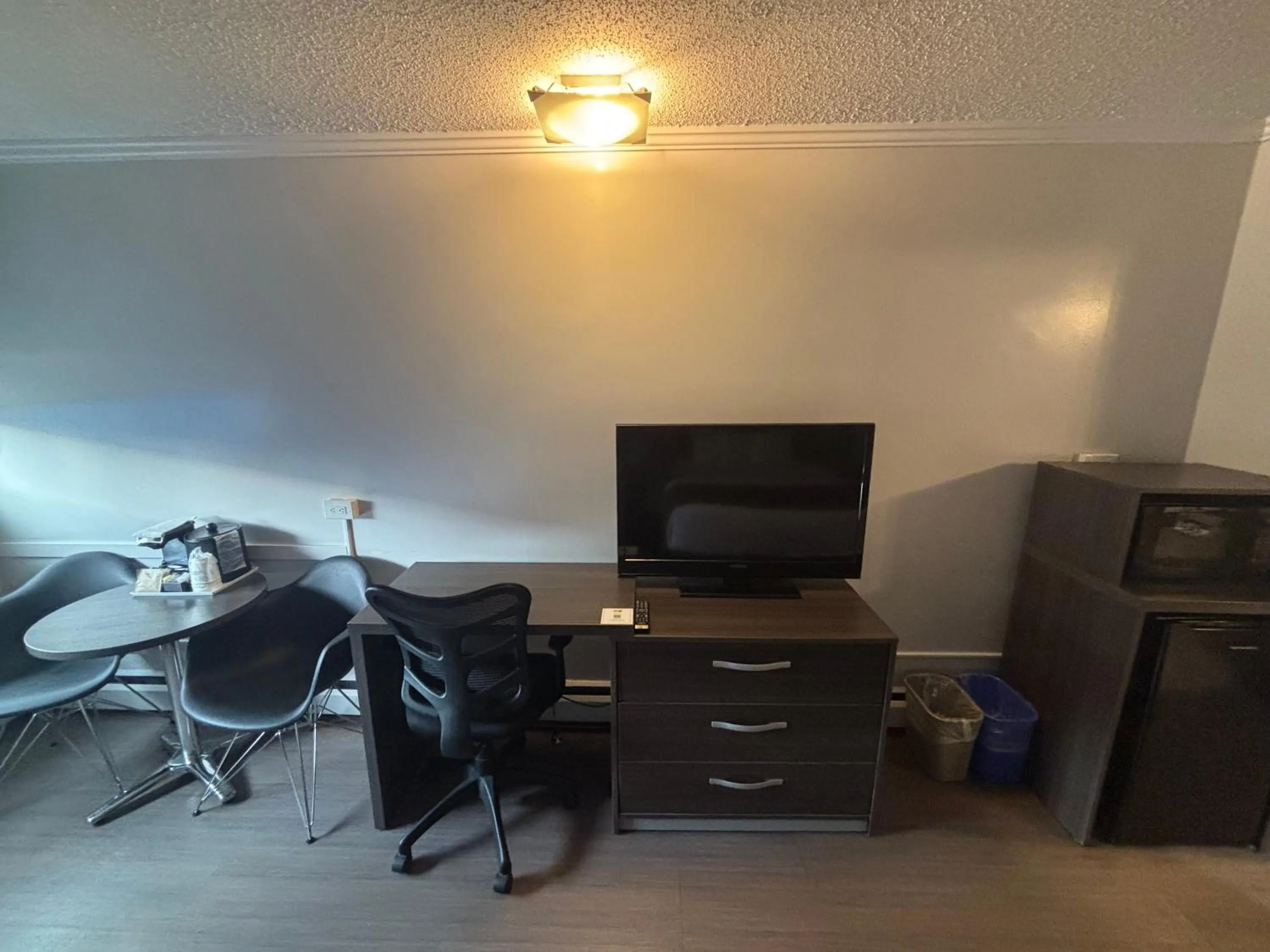 TV and multimedia in Super 8 by Wyndham Macleod Trail Calgary