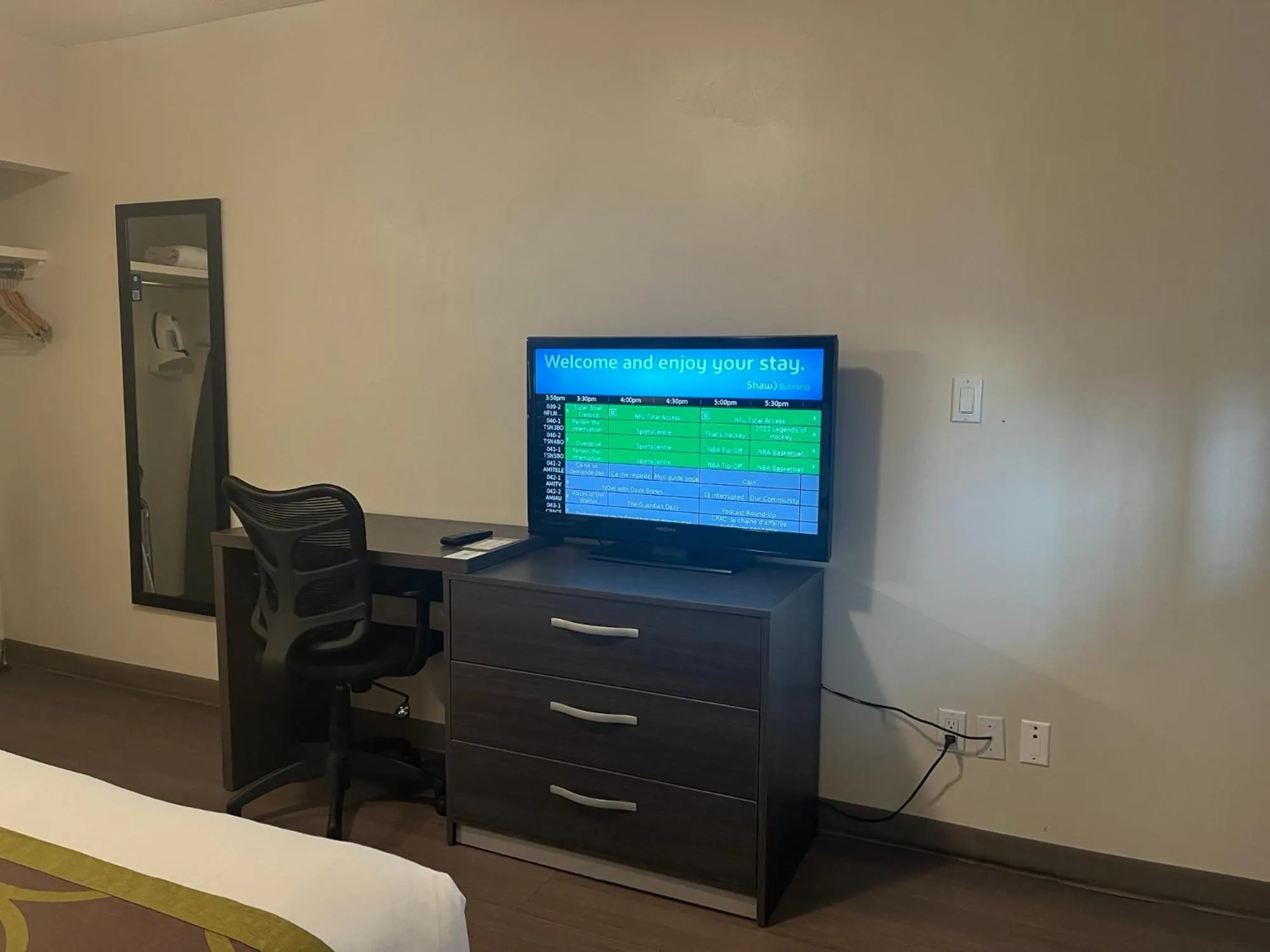 TV and multimedia, Bed in Super 8 by Wyndham Macleod Trail Calgary