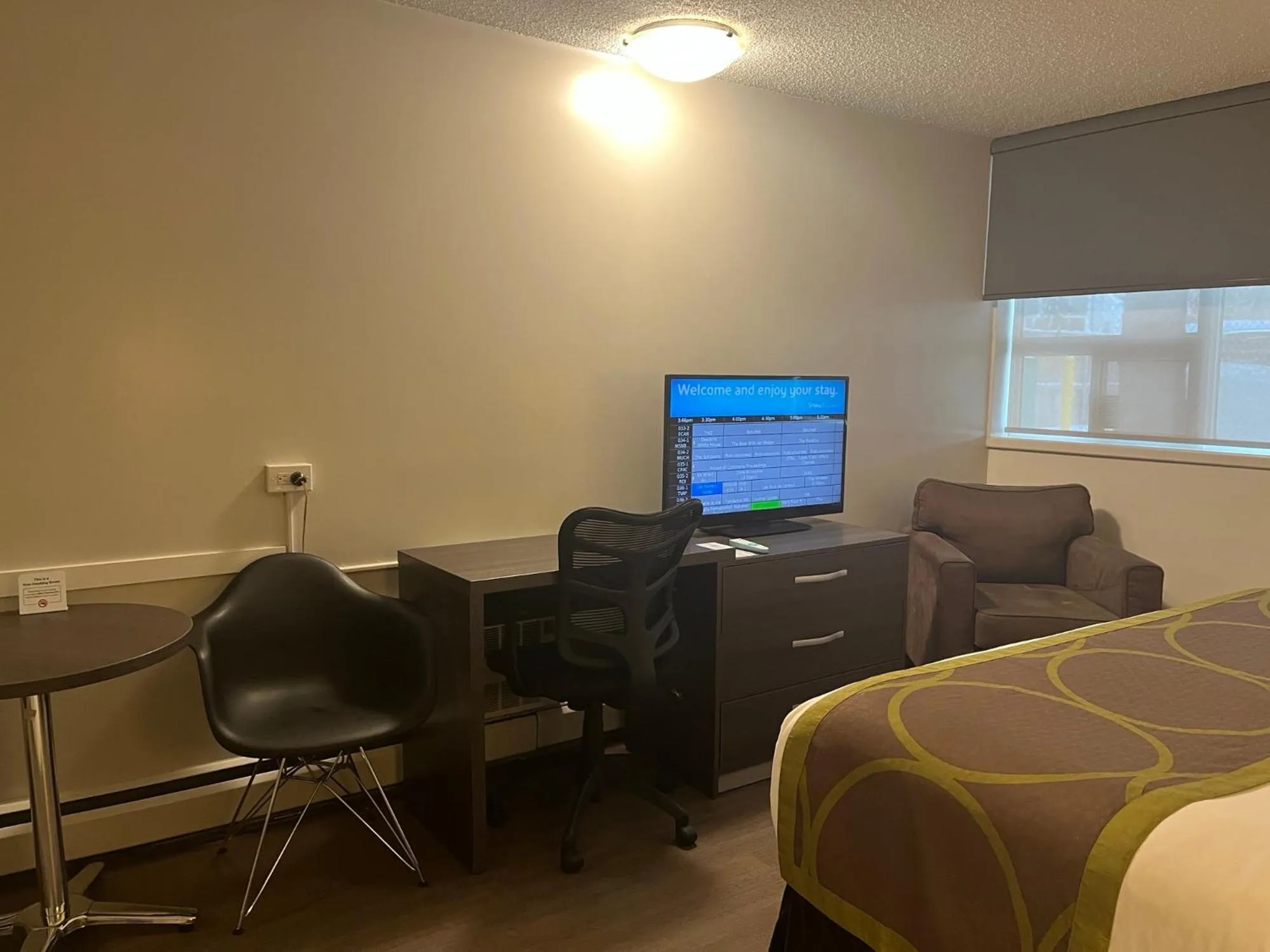 TV and multimedia, Bed in Super 8 by Wyndham Macleod Trail Calgary