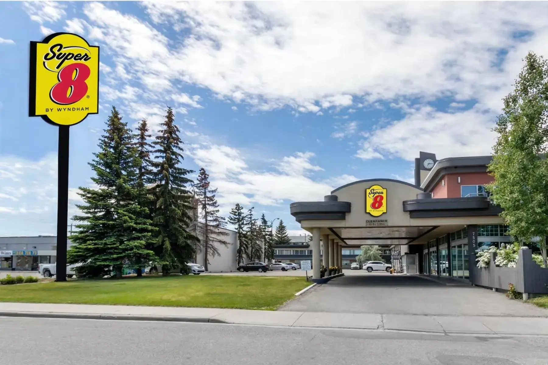 Property building in Super 8 by Wyndham Macleod Trail Calgary Property building in Super 8 by Wyndham Macleod Trail Calgary