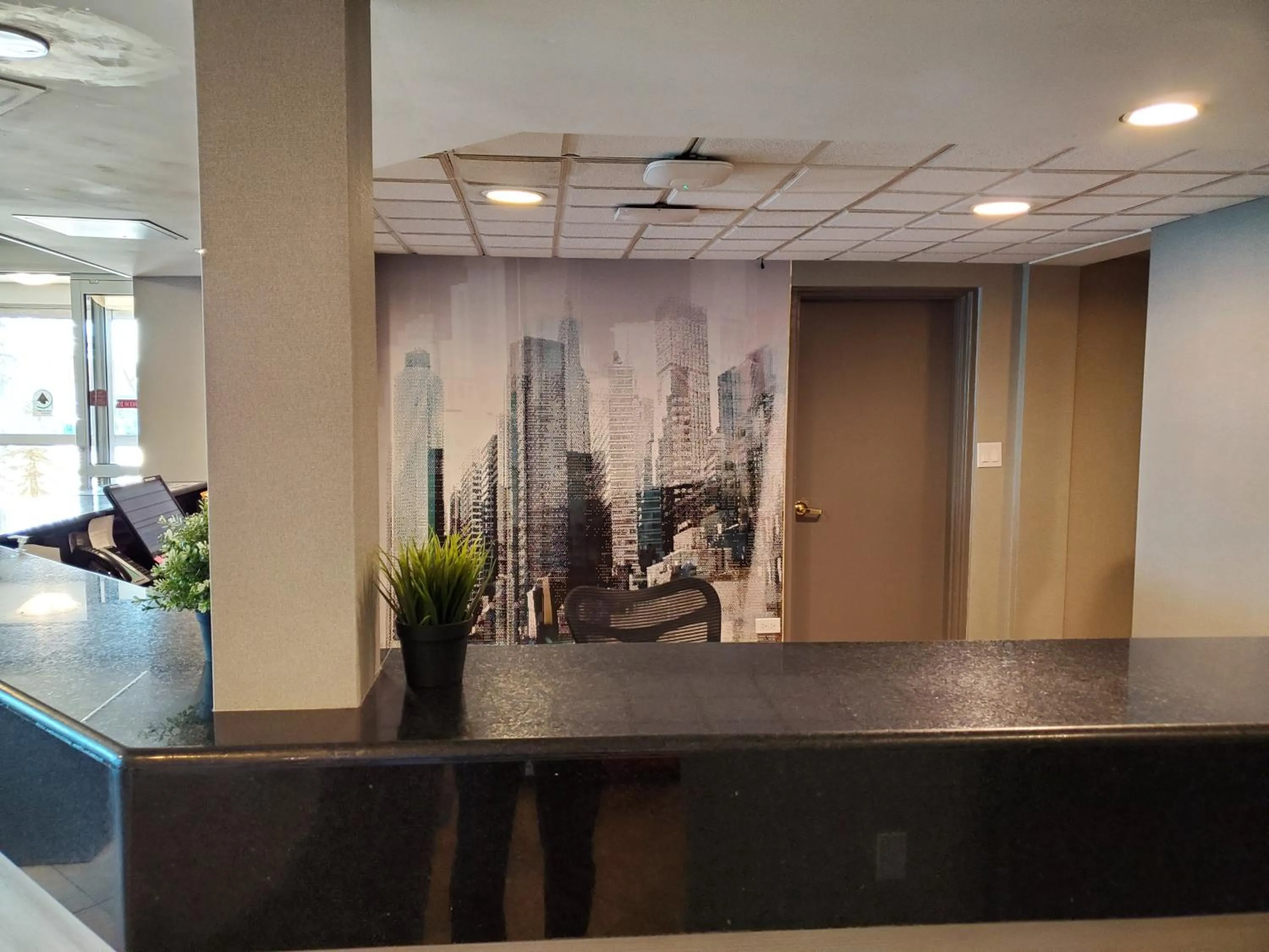 Lobby or reception in Super 8 by Wyndham Macleod Trail Calgary