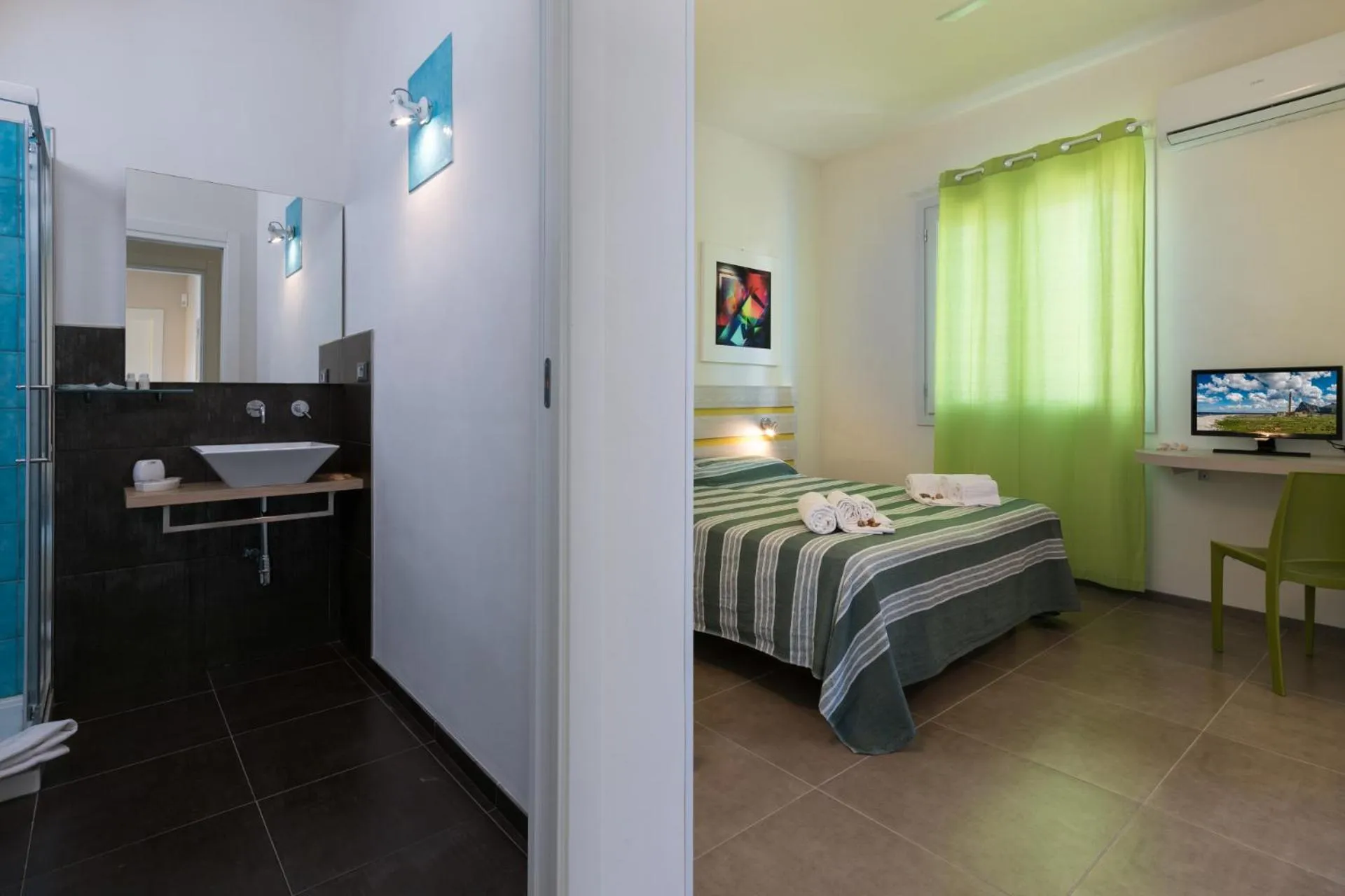 Photo of the whole room, Bed in Reef and Dream