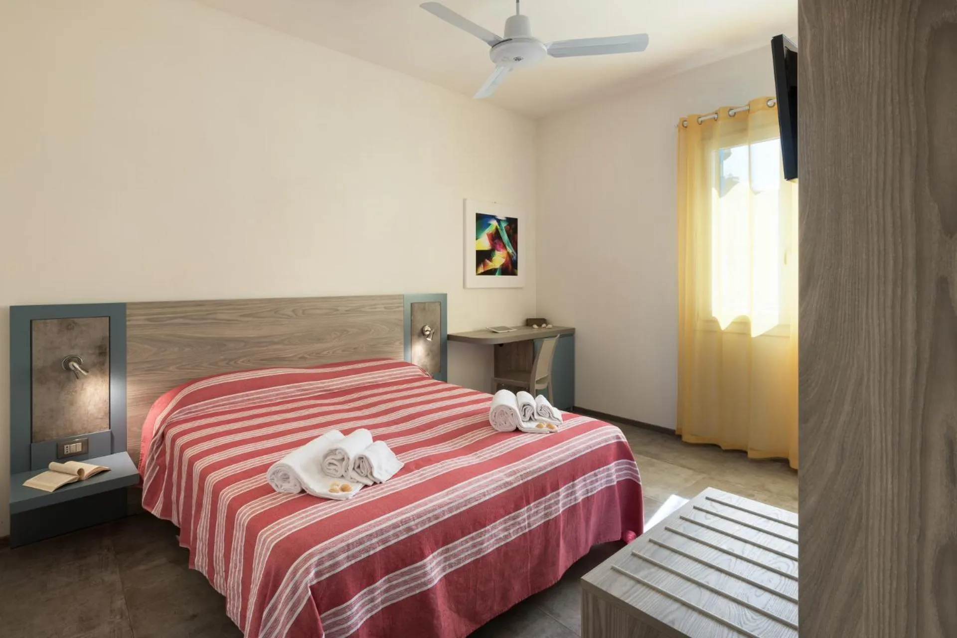 Photo of the whole room, Bed in Reef and Dream