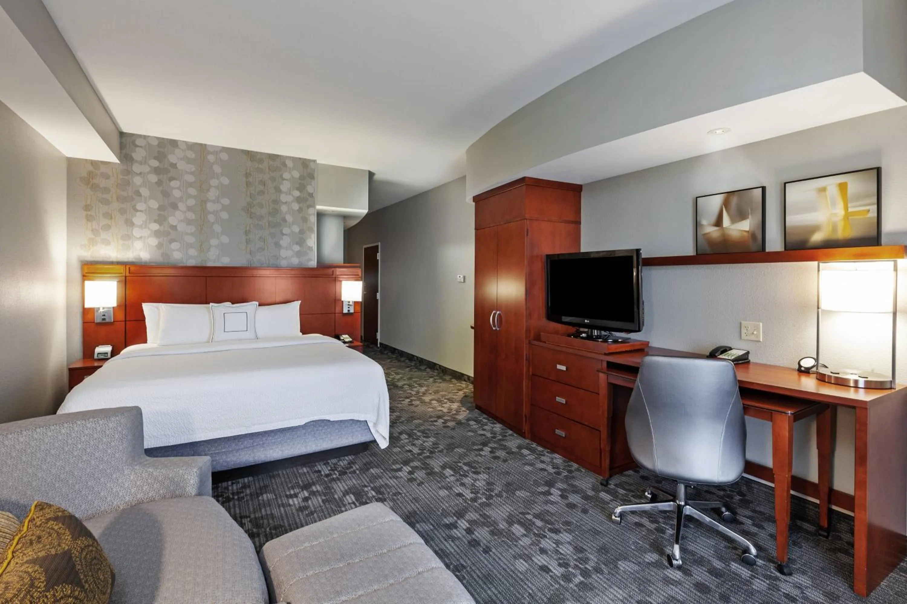 Photo of the whole room, Bed in Courtyard by Marriott Tulsa Woodland Hills