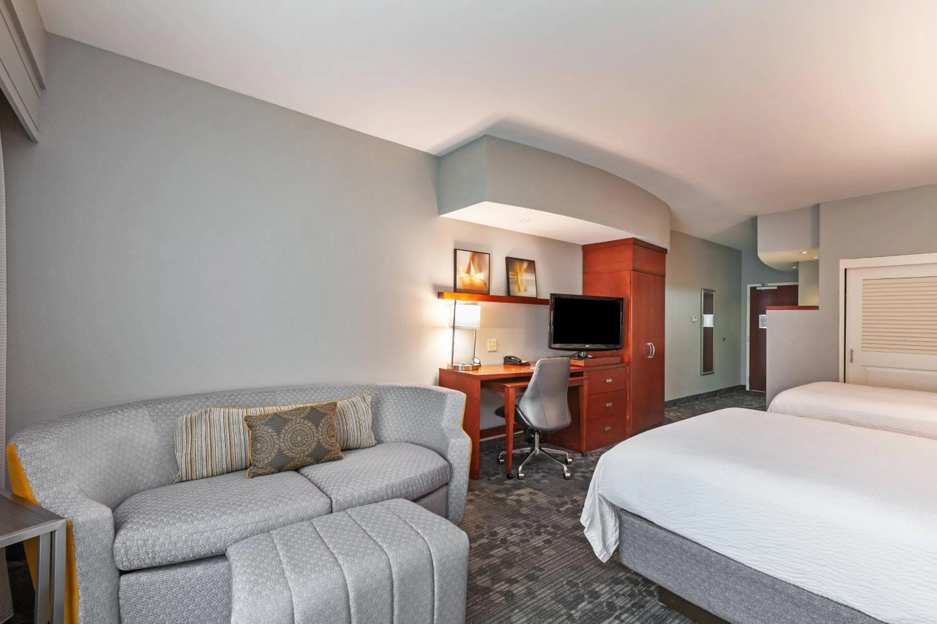 Photo of the whole room, Bed in Courtyard by Marriott Tulsa Woodland Hills