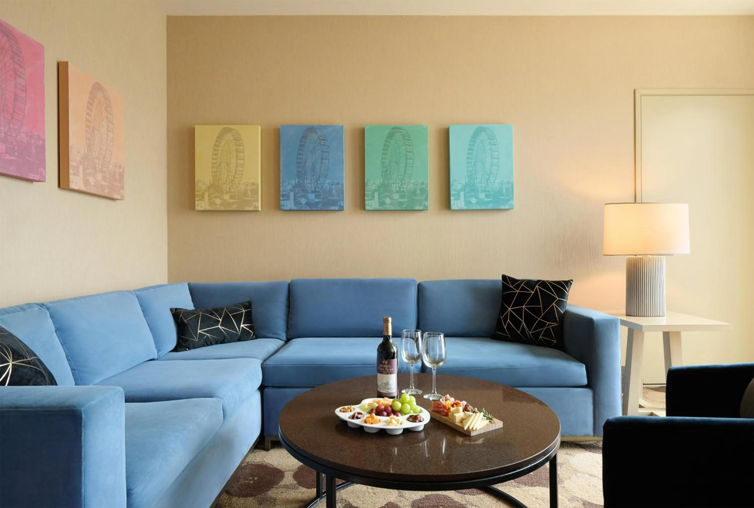 Photo of the whole room in The Royal Sonesta Chicago River North