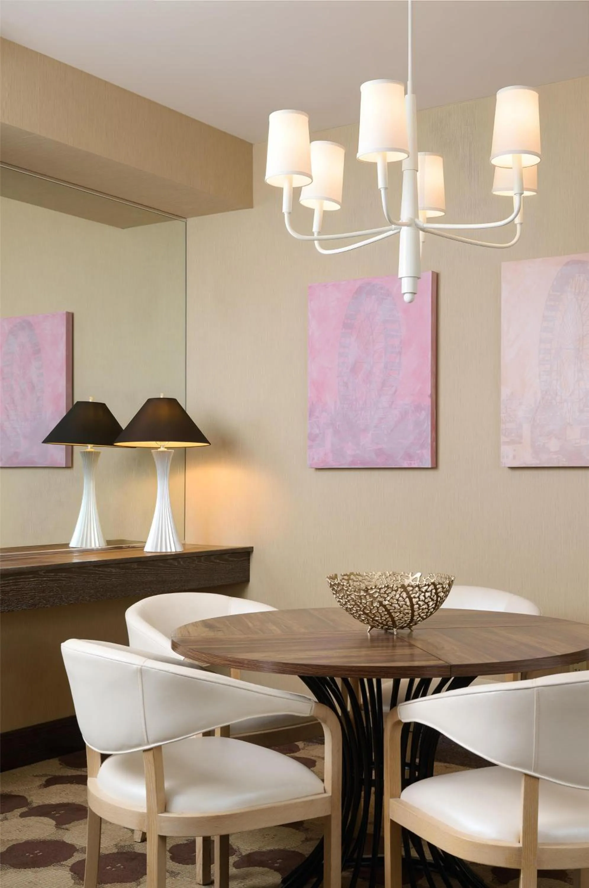 Photo of the whole room in The Royal Sonesta Chicago River North