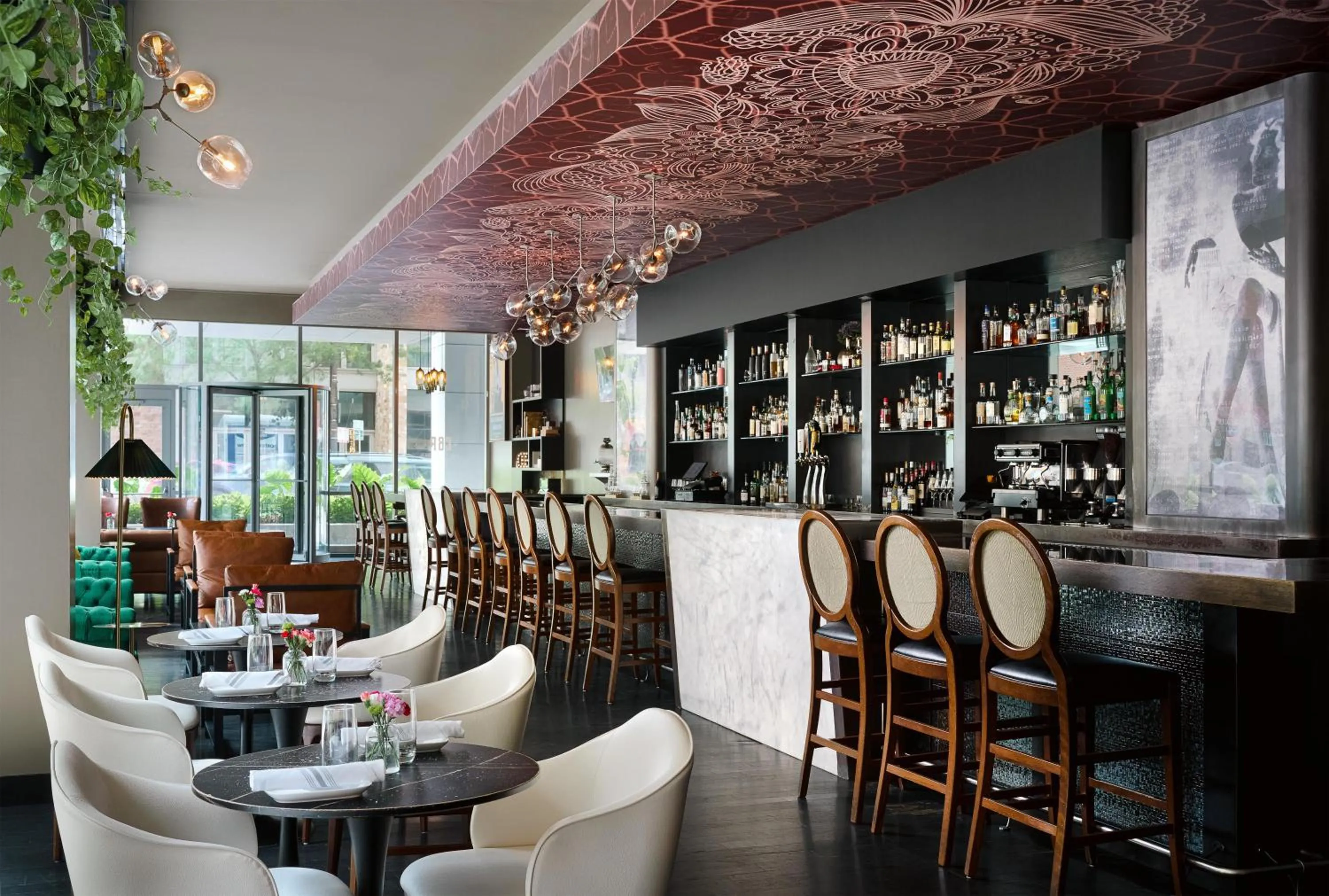 Lounge or bar in The Royal Sonesta Chicago River North