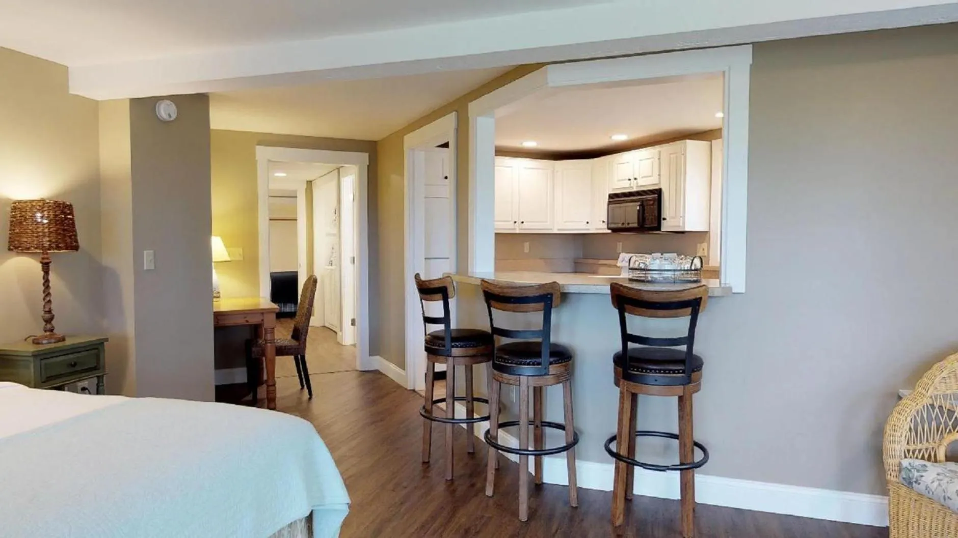 Kitchen or kitchenette, Bed in Glen Cove Inn & Suites Rockport