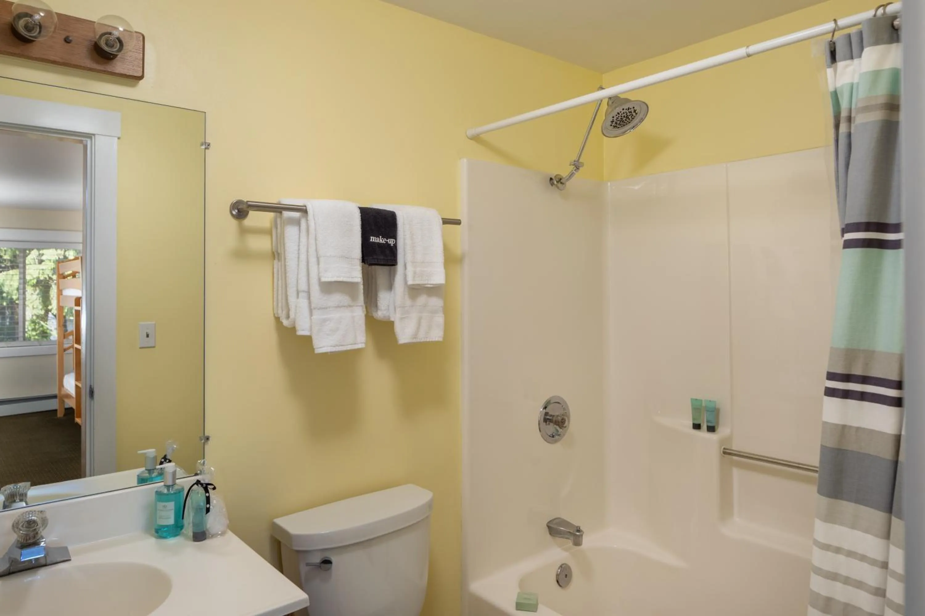 Bathroom in Glen Cove Inn & Suites Rockport