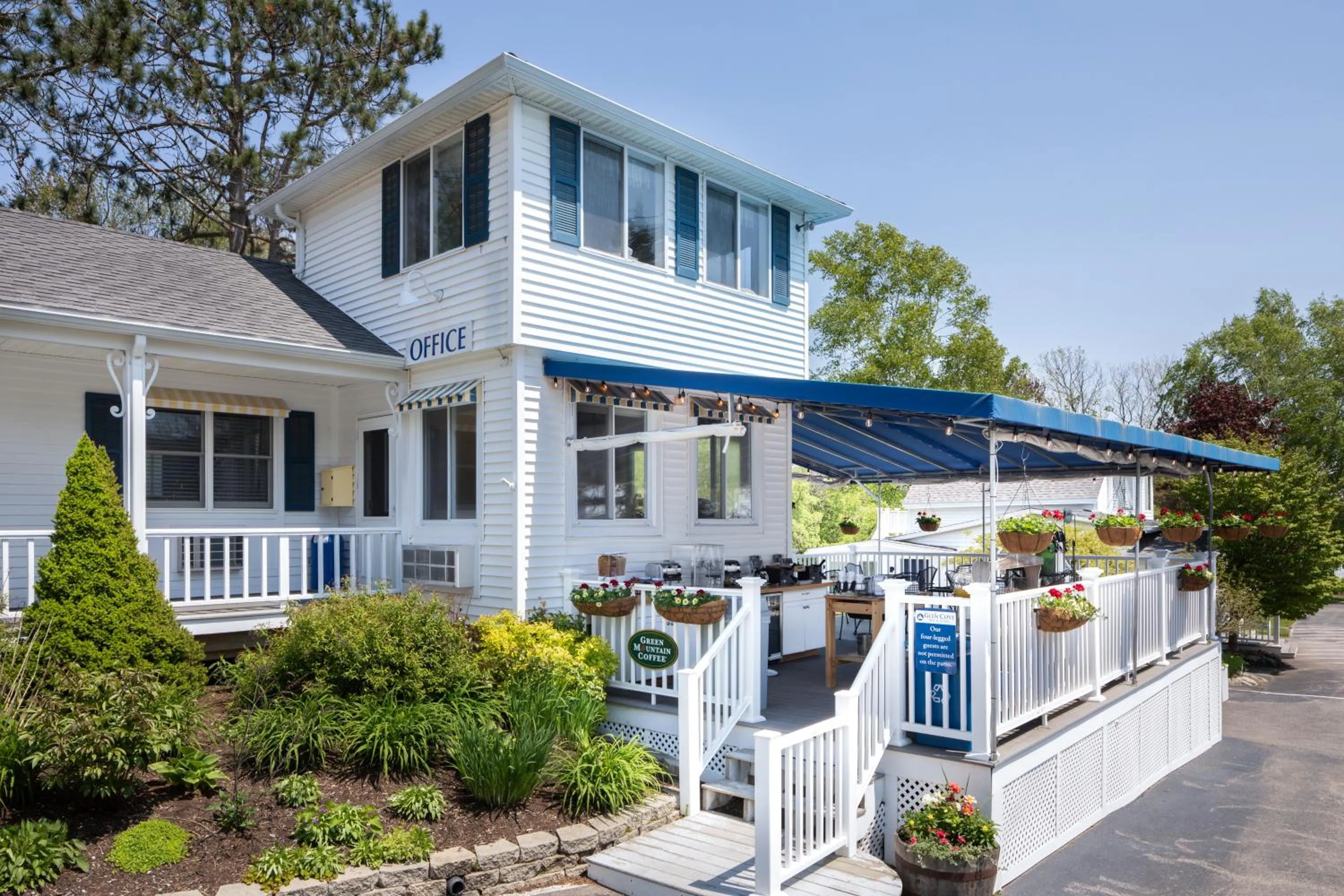 Property building in Glen Cove Inn & Suites Rockport