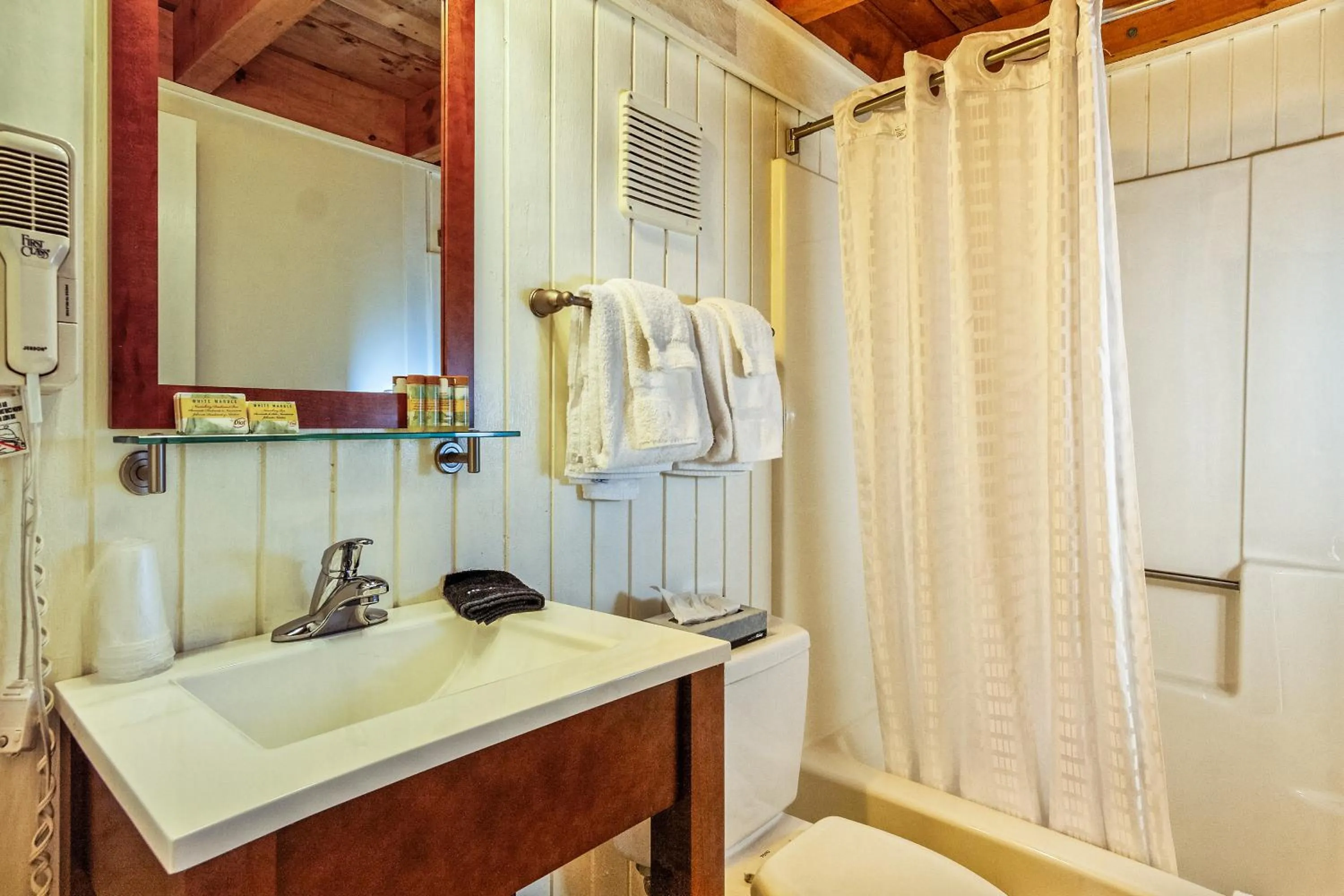 Bathroom in Glen Cove Inn & Suites Rockport