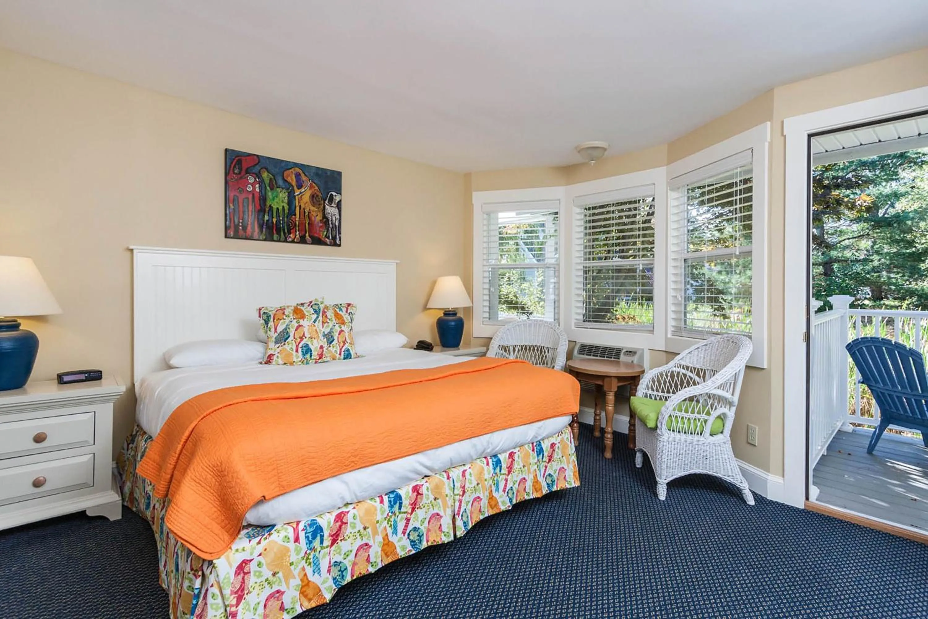 Seating area, Bed in Glen Cove Inn & Suites Rockport