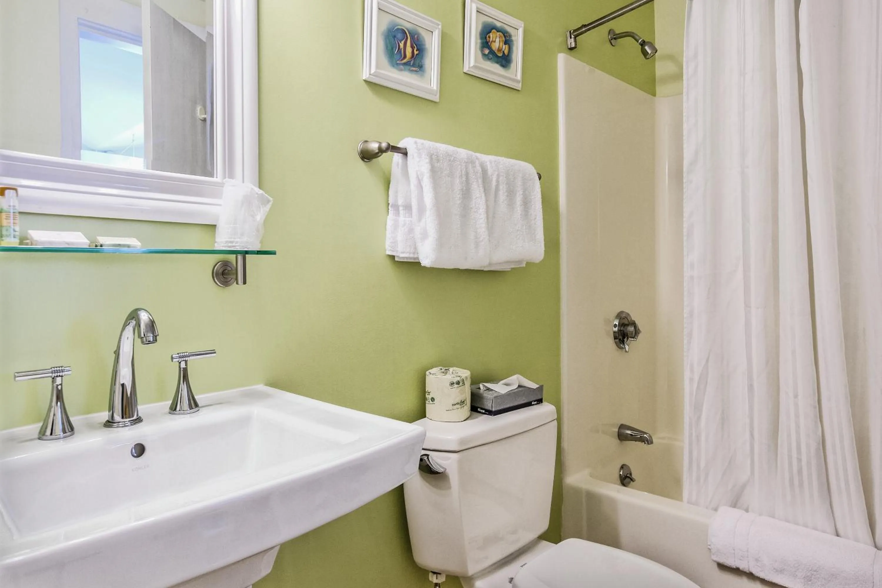 Bathroom in Glen Cove Inn & Suites Rockport