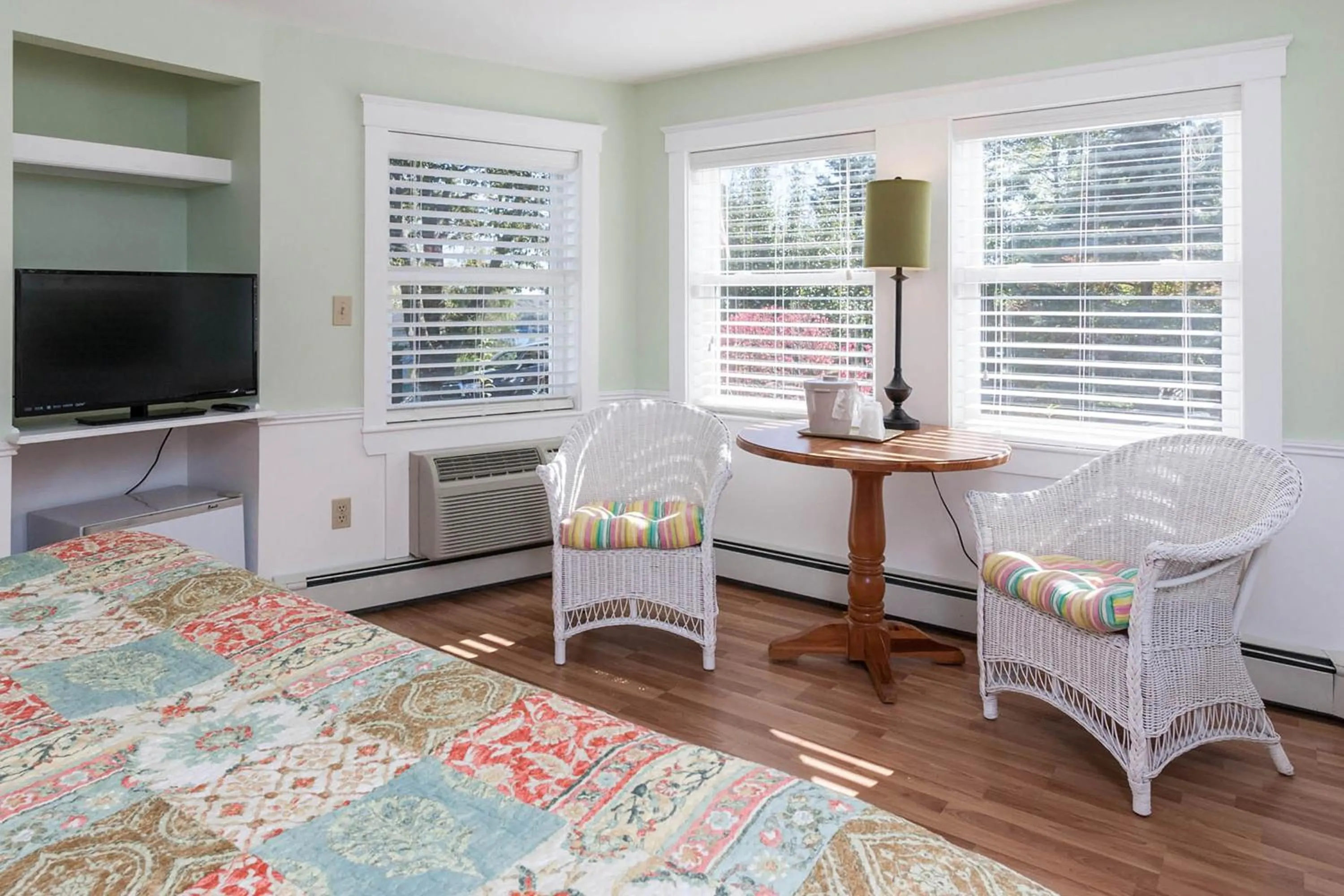 Seating area, Bed in Glen Cove Inn & Suites Rockport