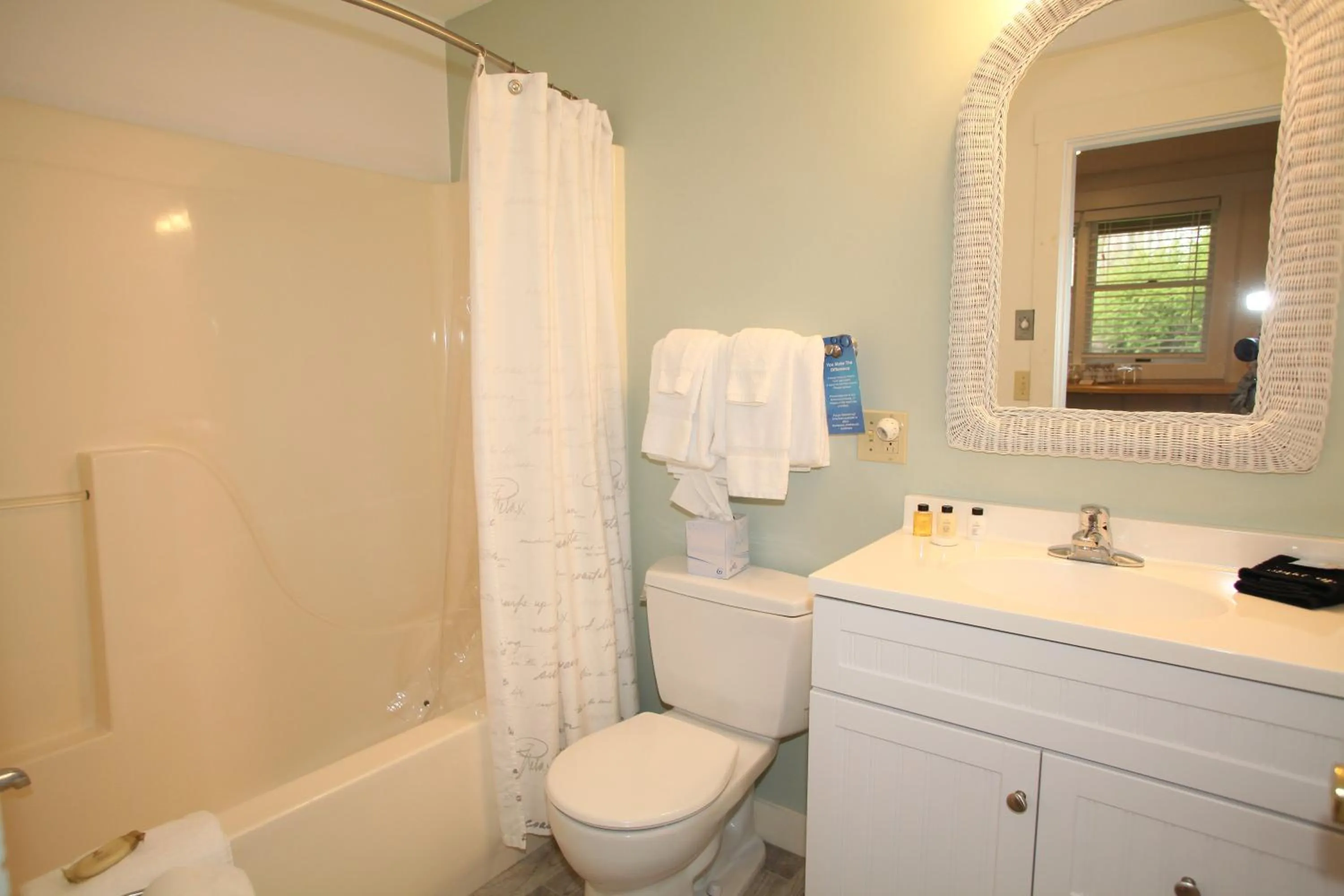 Bathroom in Glen Cove Inn & Suites Rockport