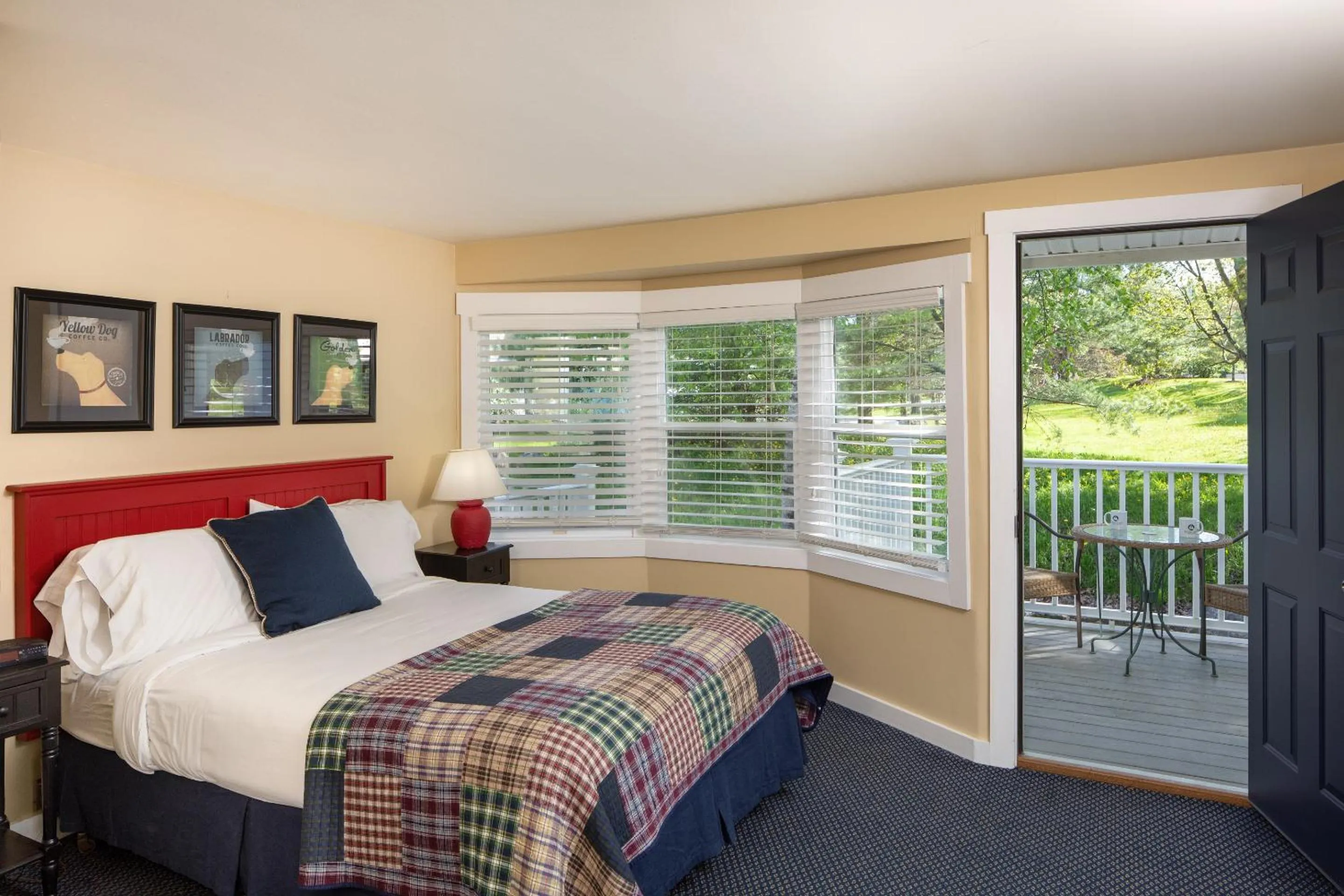 Bed in Glen Cove Inn & Suites Rockport