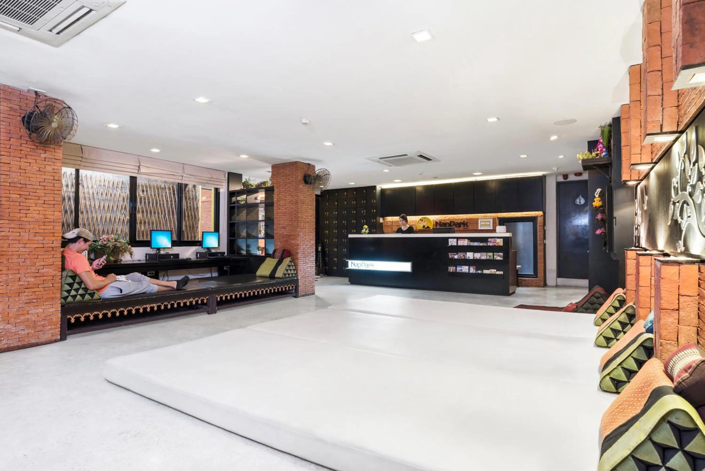 Lobby or reception in Nappark Hostel @Khao San