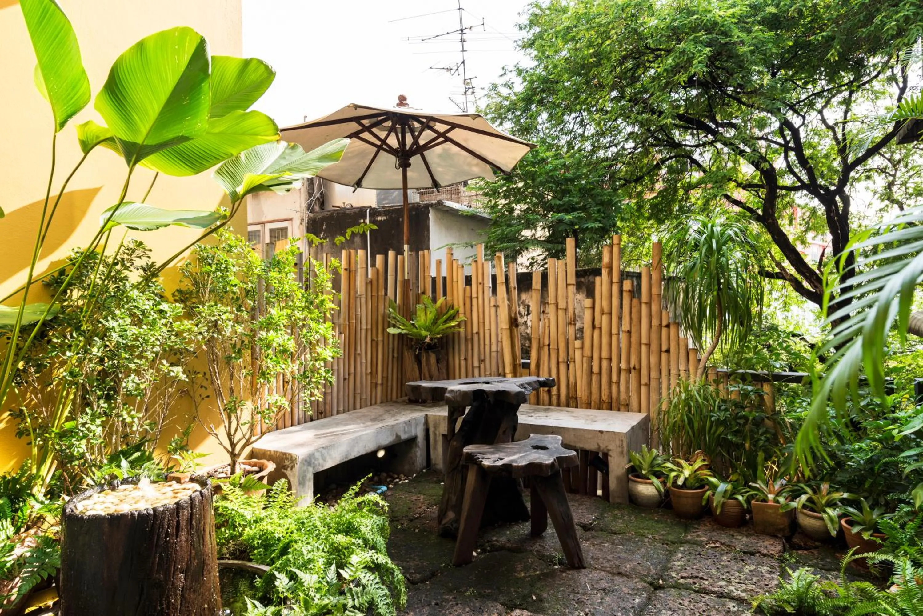 Garden in Nappark Hostel @Khao San