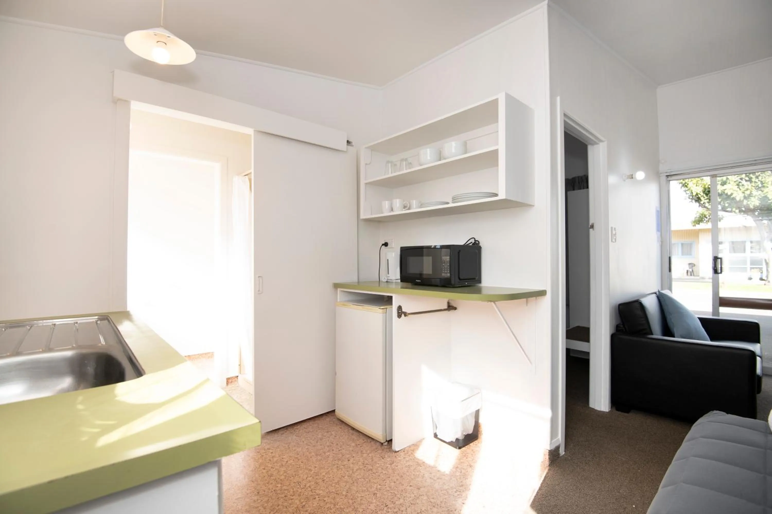 Kitchen or kitchenette, Bed in Spanish Lady Motel