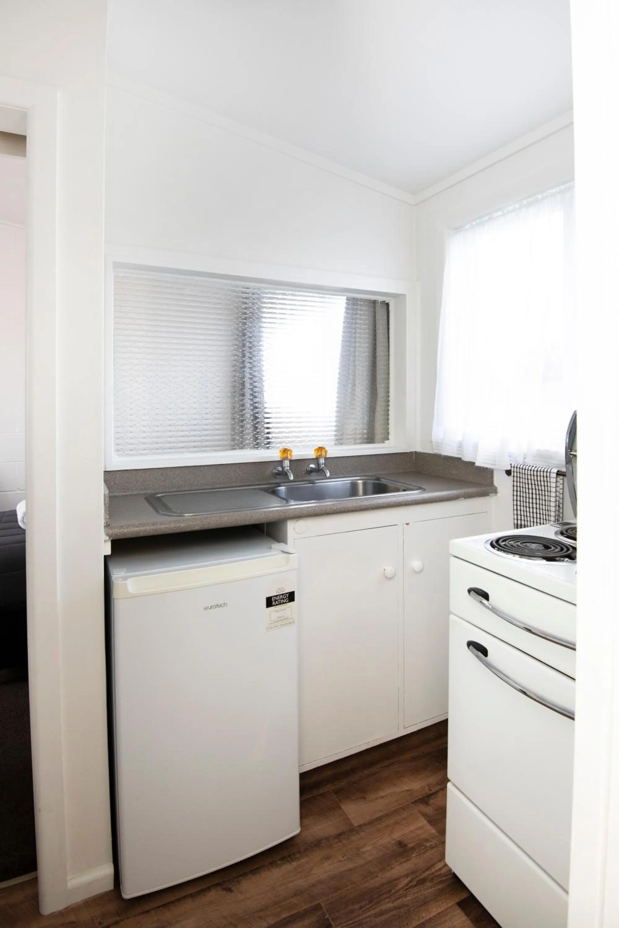 Kitchen or kitchenette in Spanish Lady Motel