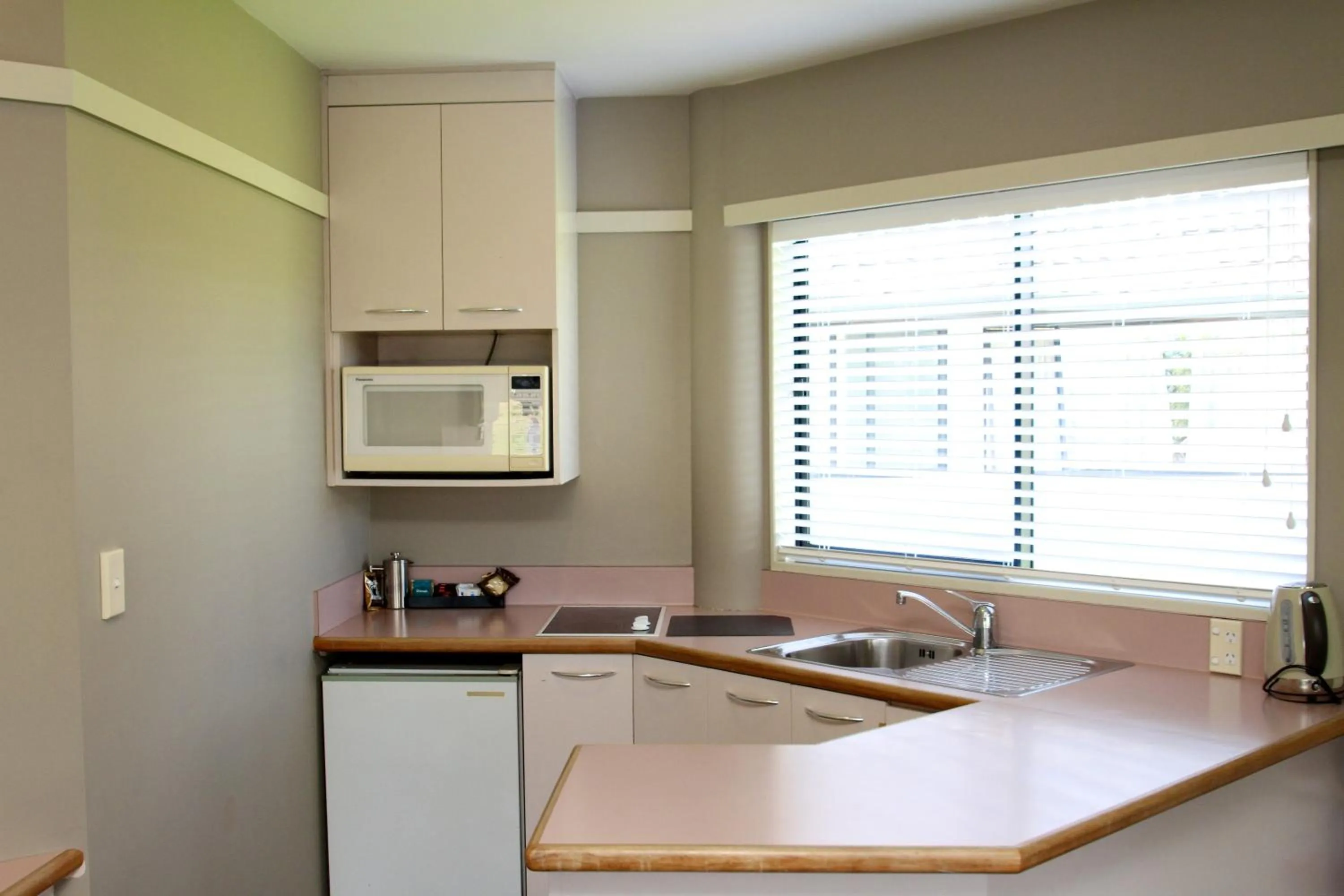 Kitchen or kitchenette in The Beachcomber Hotel