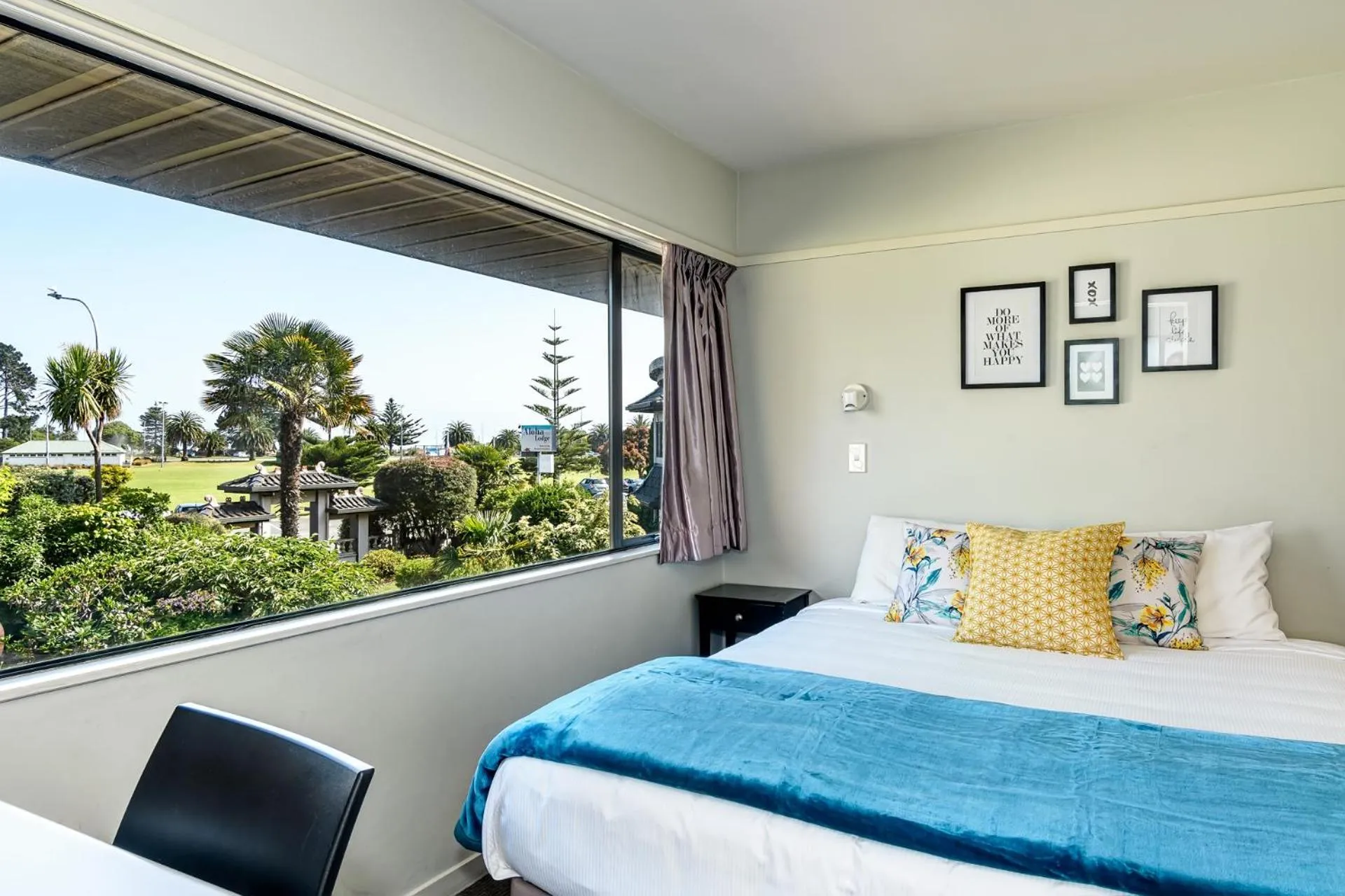 Photo of the whole room, Bed in The Beachcomber Hotel