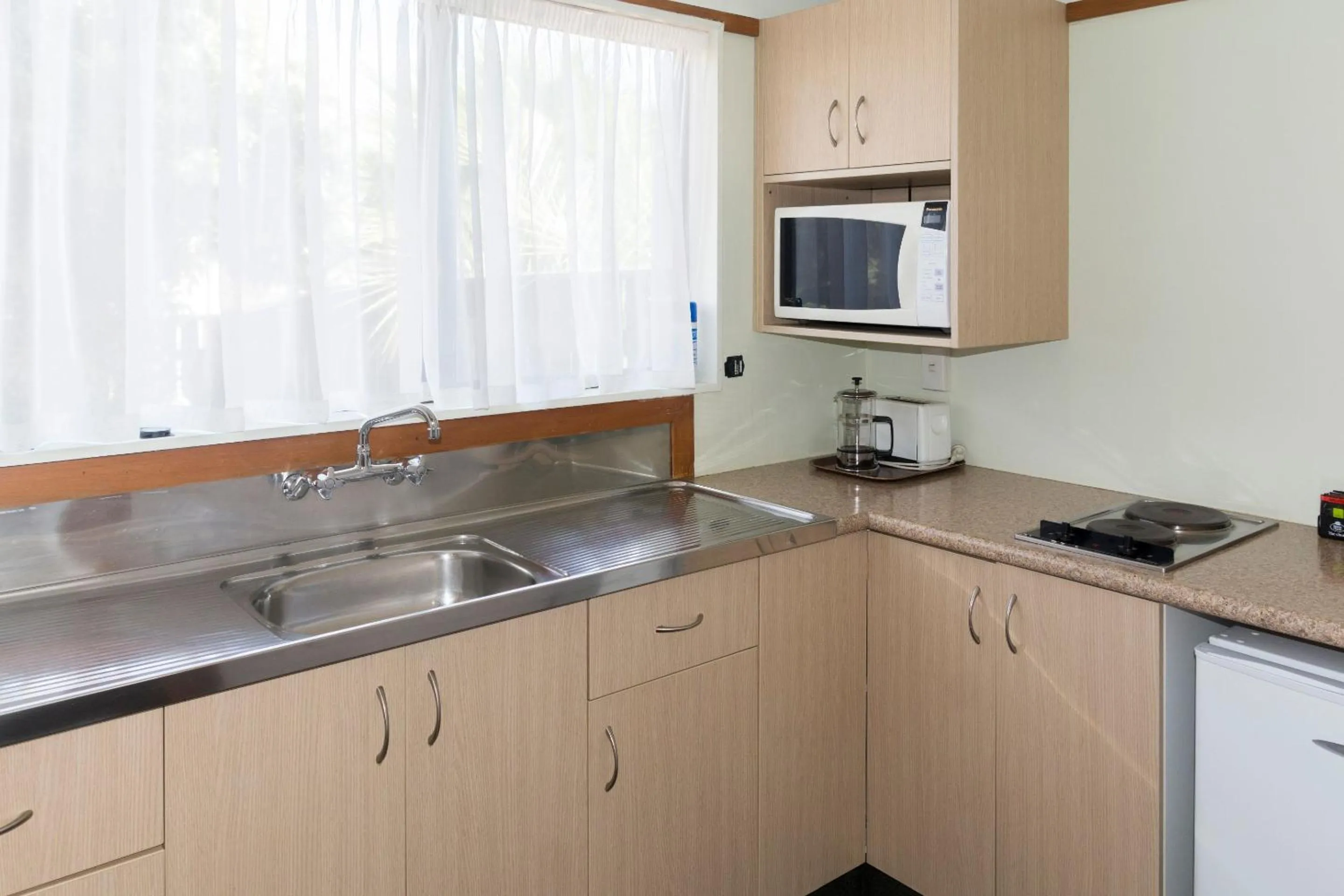 Kitchen or kitchenette in The Beachcomber Hotel