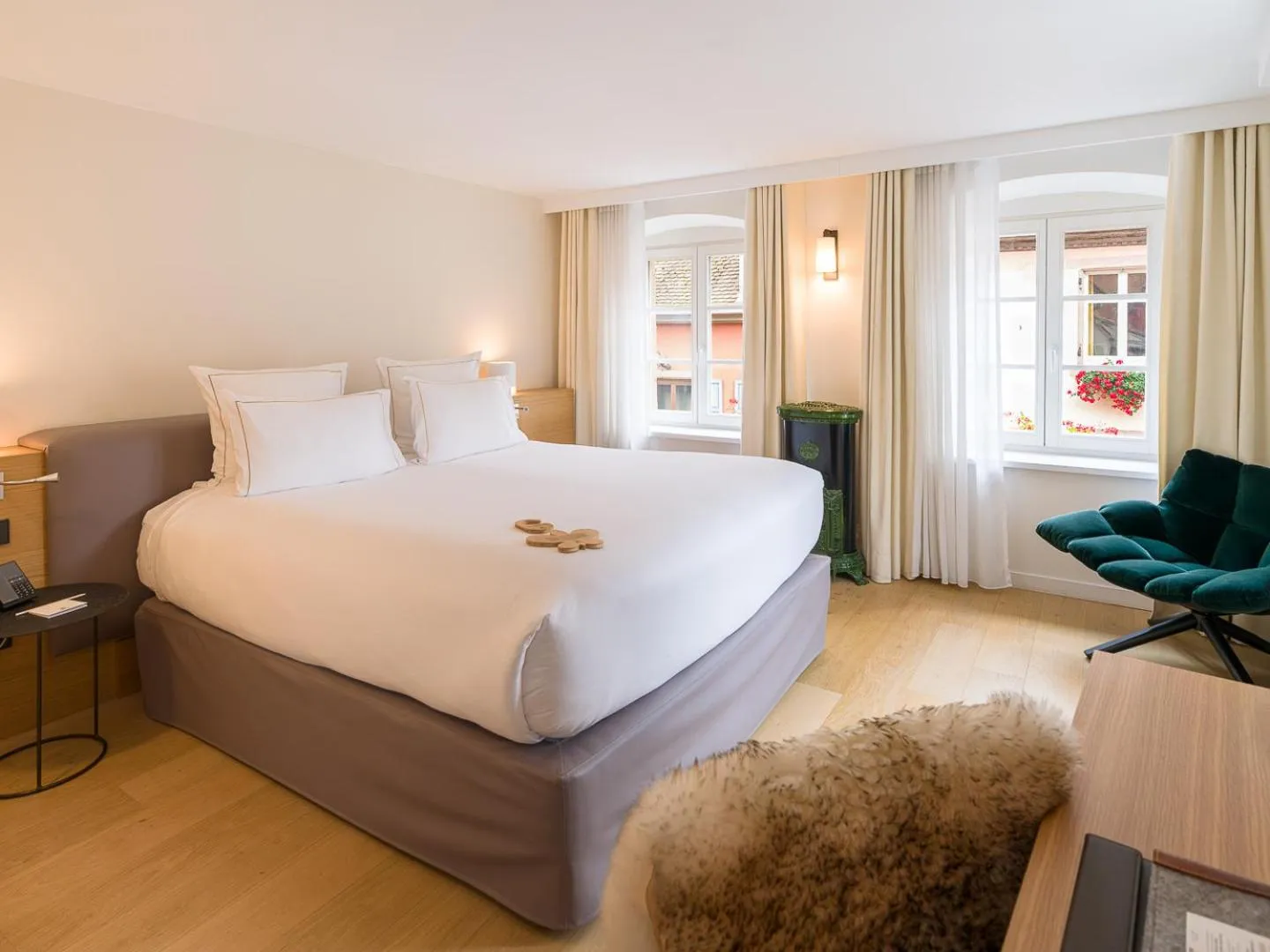 Bed in Relais et Châteaux Le Chambard