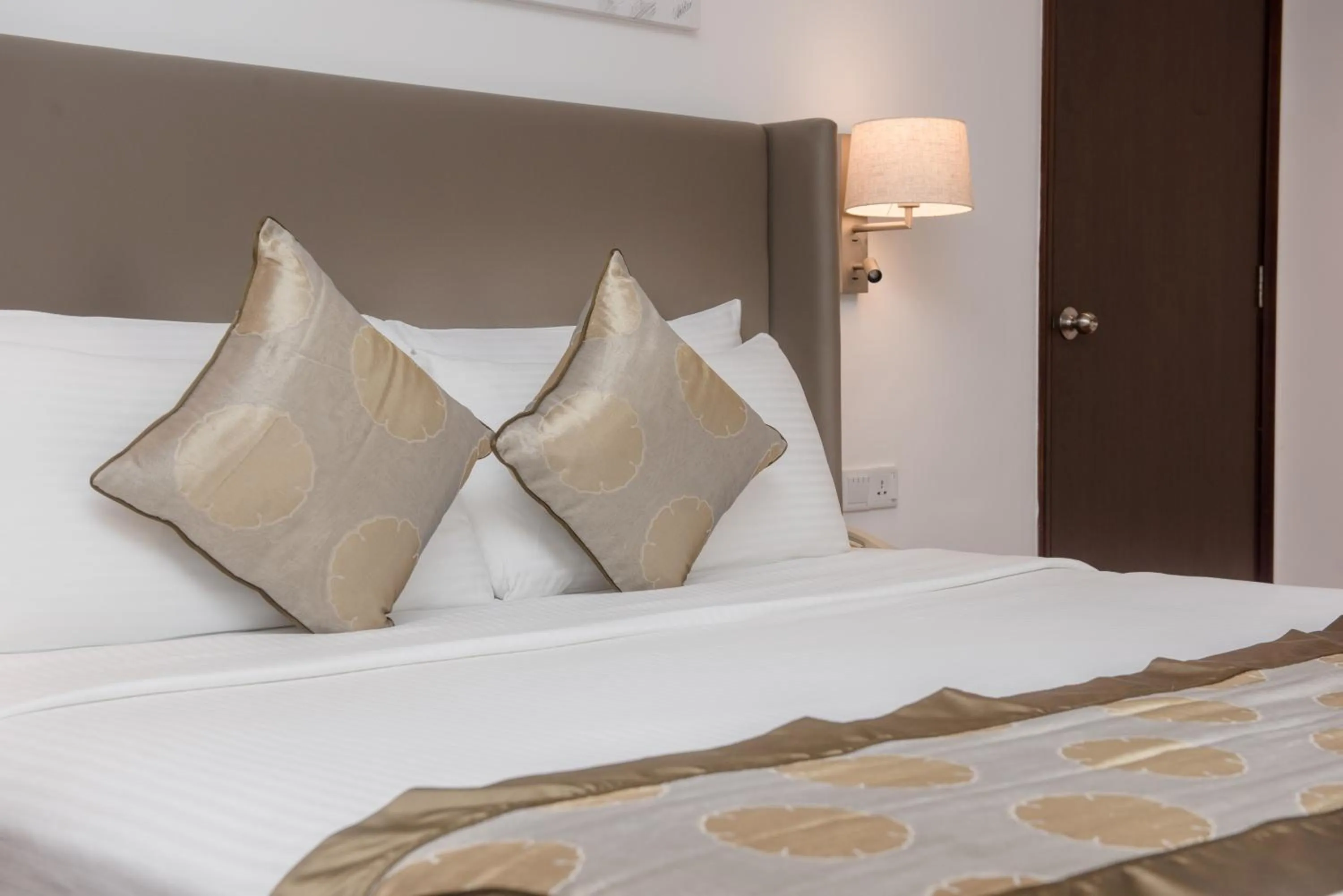 View (from property/room), Bed in Vivanta Colombo, Airport Garden